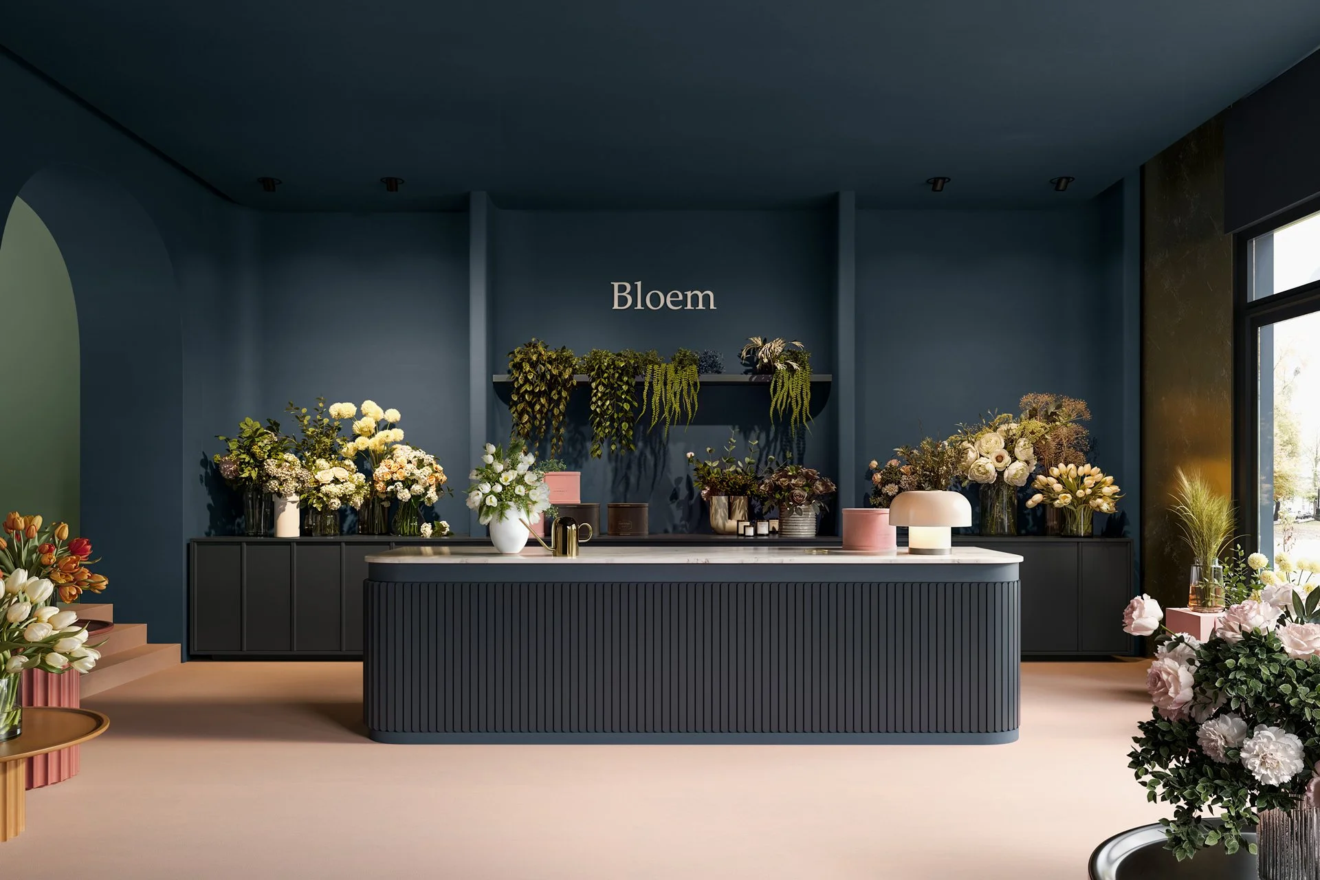 Intérieur d'un magasin de fleurs avec un comptoir gris, nombreux bouquets de fleurs dans des vases et des pots, enseigne 'Bloem' sur un mur bleu foncé.