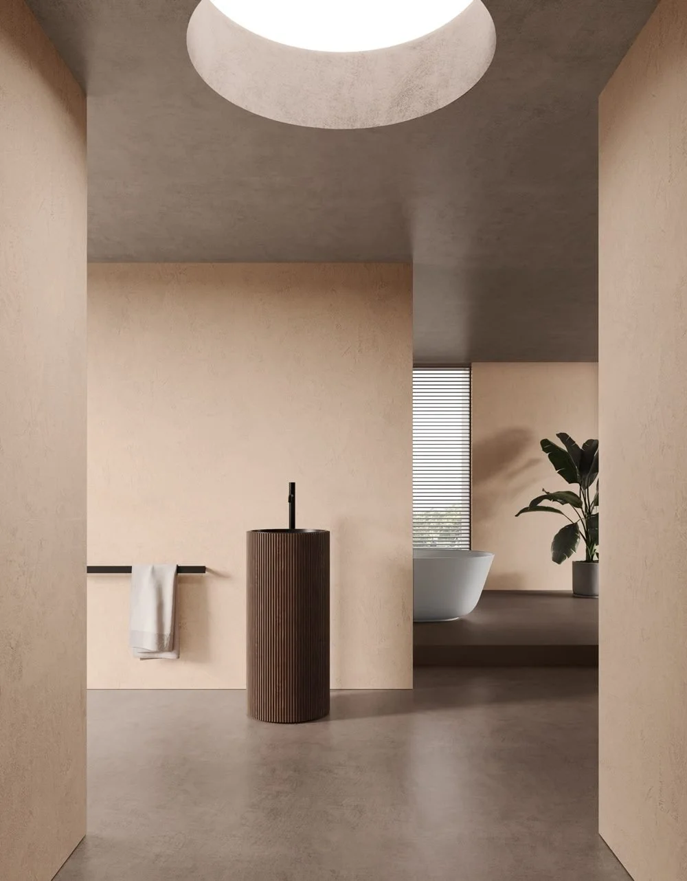 Intérieur minimaliste avec murs beige, un bassin de toilette blanc, une plante verte dans un pot, et une fenêtre à lamelles dans une pièce lumineuse.