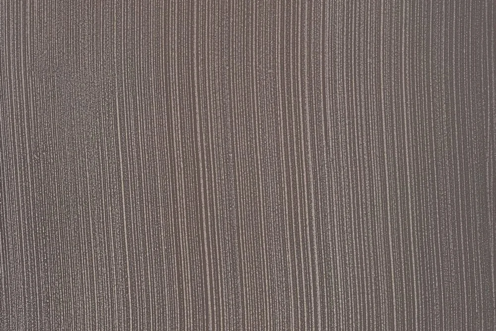 Surface en métal avec un motif de lignes verticales fines et régulières, de couleur grisâtre.