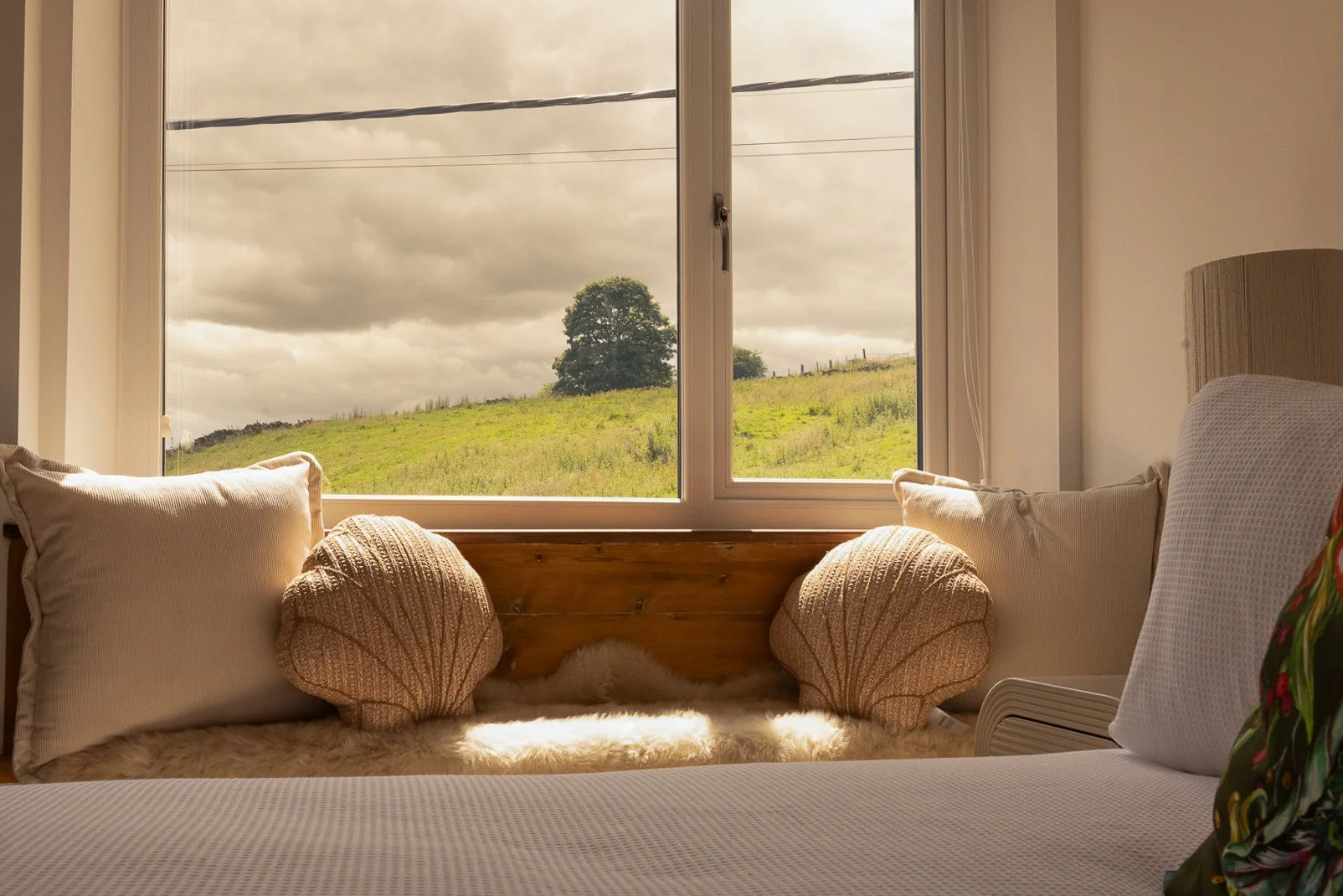 Burhill-house-accoutre-holiday-let-kingsize-bedroom-ripponden-0020.JPG