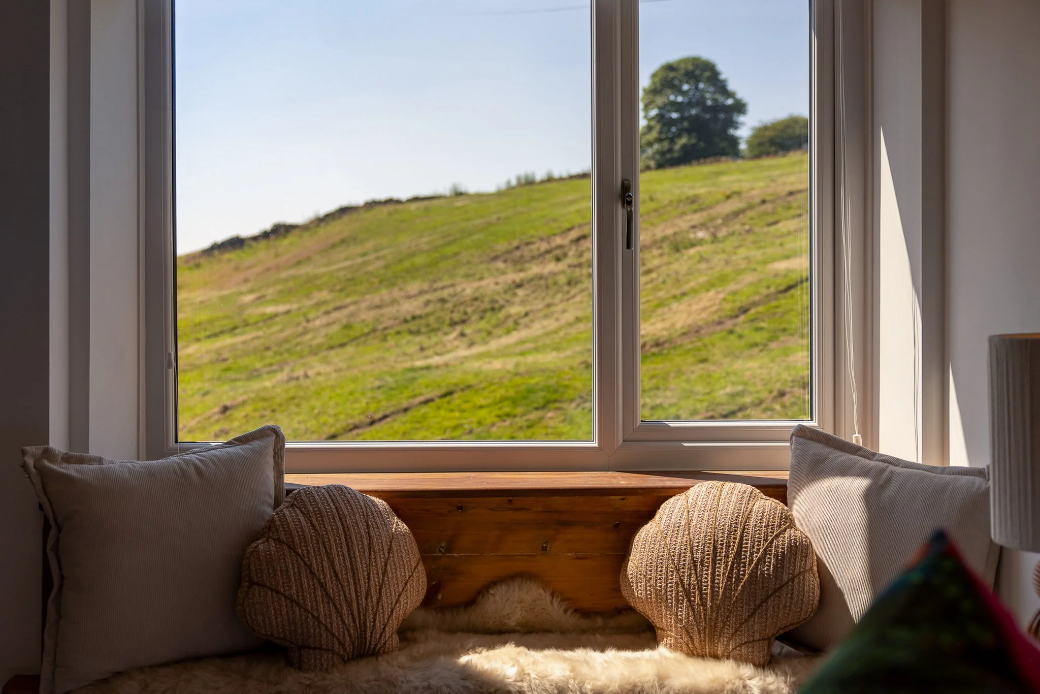 Burhill-house-accoutre-holiday-let-kingsize-bed-ripponden-0804.JPG