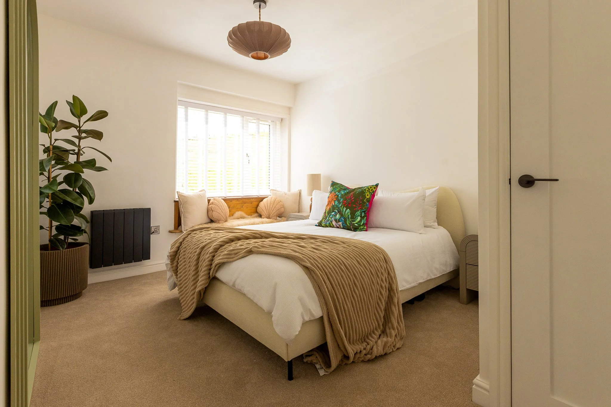 Burhill-house-accoutre-holiday-let-kingsize-bedroom-ripponden-0015.JPG