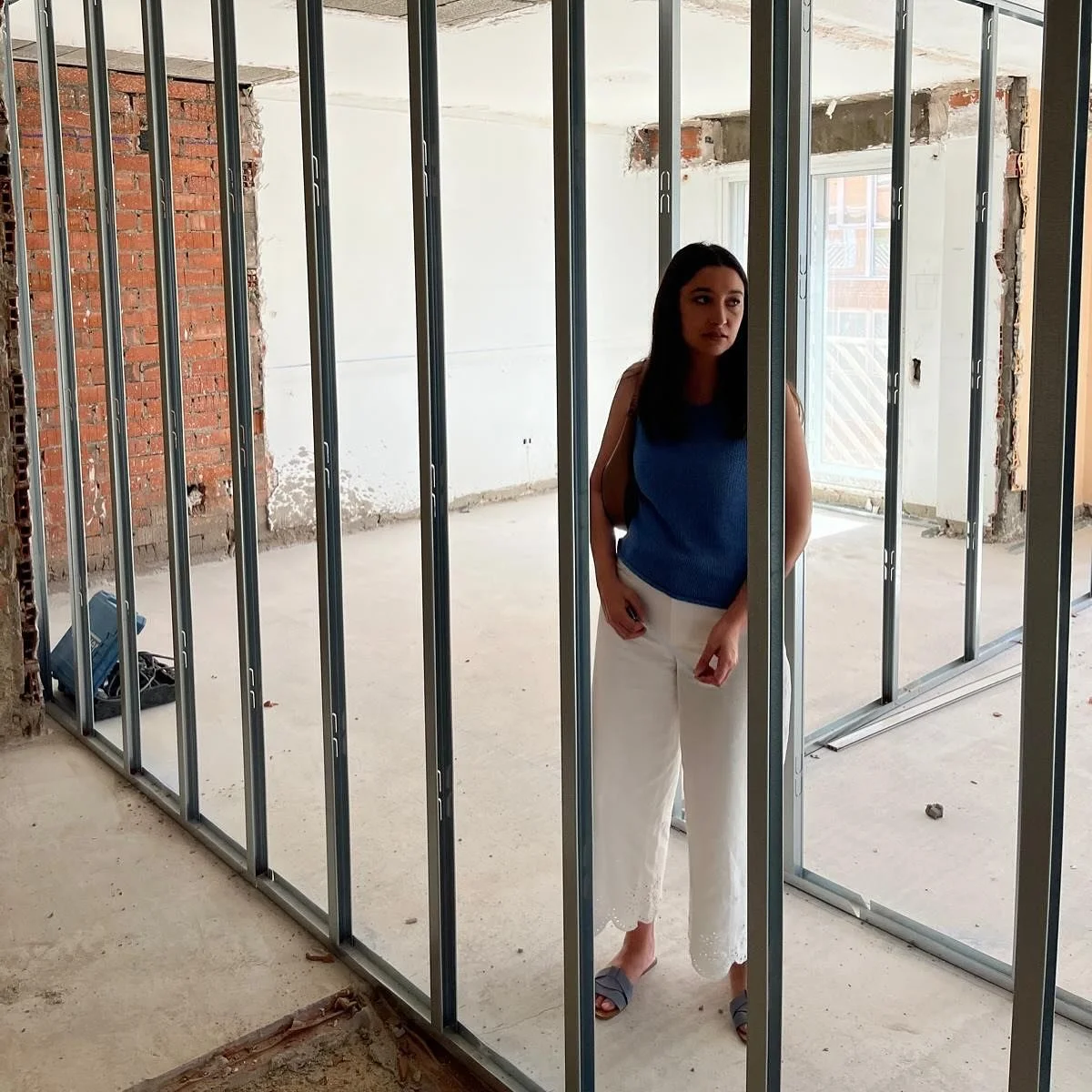 Hola, soy Charo.
Arquitecta, s&iacute;&hellip; pero tambi&eacute;n una enamorada de las casas que cuentan historias.
Mi misi&oacute;n no es solo transformar espacios, sino ayudarte a sentirte realmente en casa.

Trabajo con personas que, como t&uacut