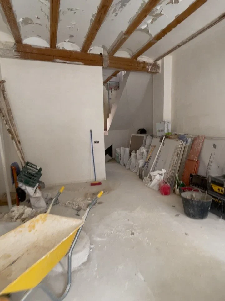 A veces lo m&aacute;s bonito de un proyecto
no es el &ldquo;despu&eacute;s&rdquo;.
Es todo lo que pasa entre medias.

El polvo, las decisiones, las dudas,
las ilusiones que se dibujan sobre el plano&hellip;
y el instante en el que, de repente,
empiez