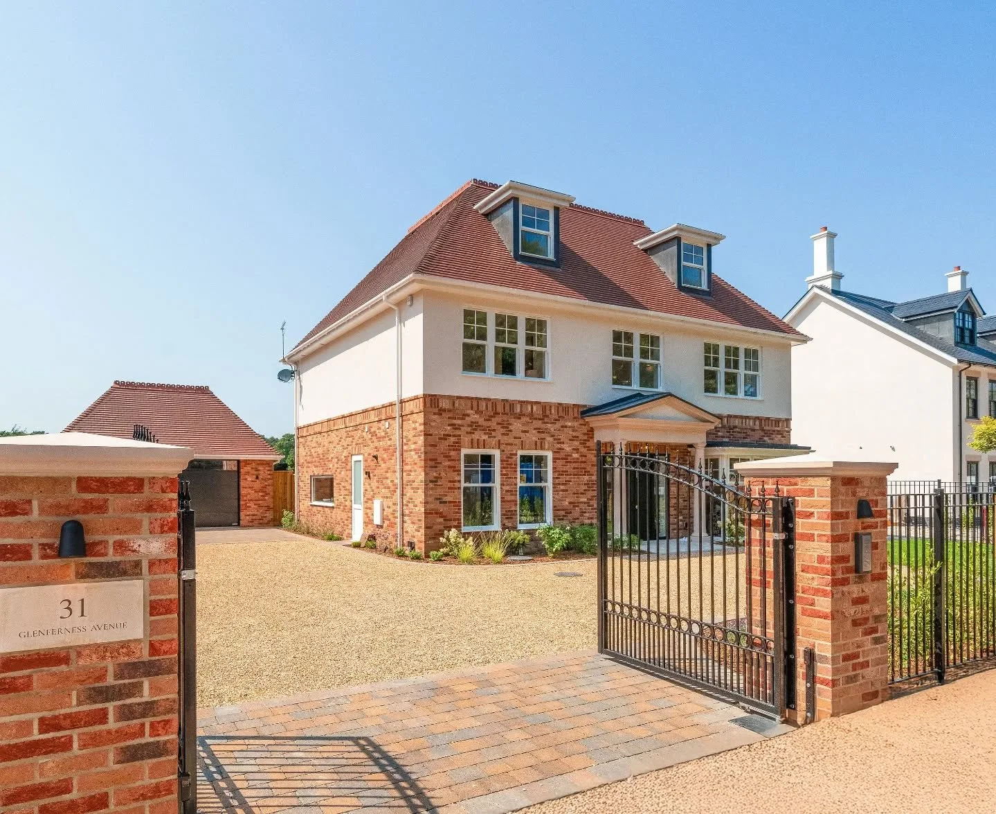 The Old Tennis Courts- 31 Glenferness Ave 🎾🏡
A selection of external shots by @alisshiaa_photo 📸
Contact @luxuryprestigerealty or @hearnes_bournemouth to arrange a viewing! 
#luxuryhouse #talbotwoods #bournemouth #newbuild #propertydevelopment