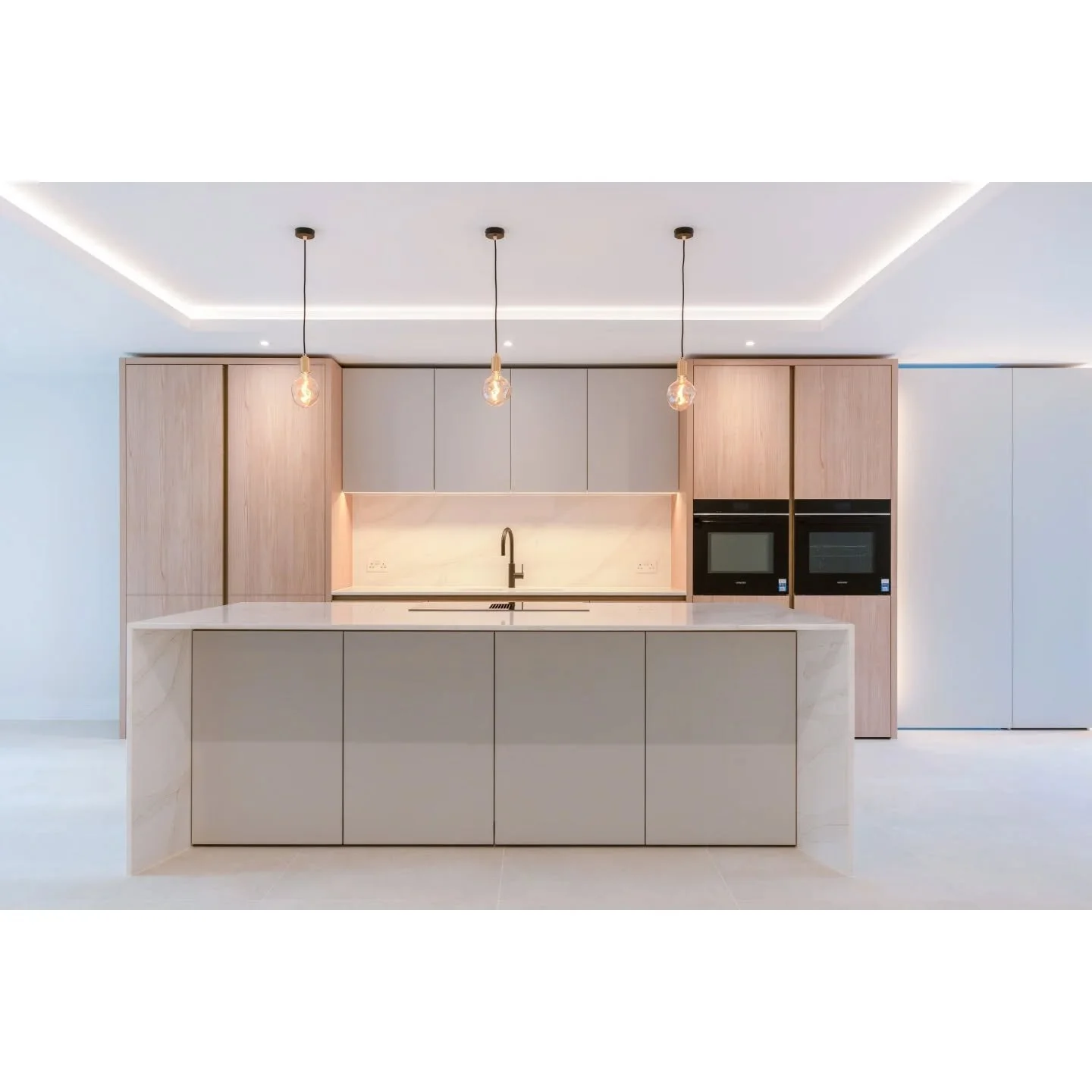 A few shots of the Leicht kitchen from The Gate House, Burton Road. Great job as always by @hub_interiors 👏
Image: @alisshiaa_photo 
Architect: @baron_baron.architects