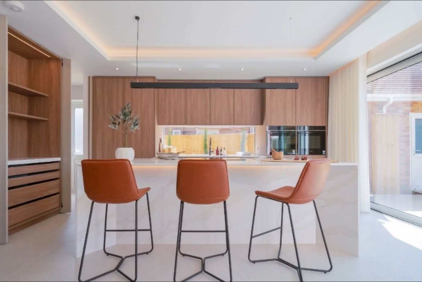 The Old Tennis Courts | Open-Plan Living 🛋️

A really well thought-out open-plan space, finished with some great details.

The Leicht kitchen was designed and installed by @hub_interiors. If you look closely, you&rsquo;ll spot the window splashback 