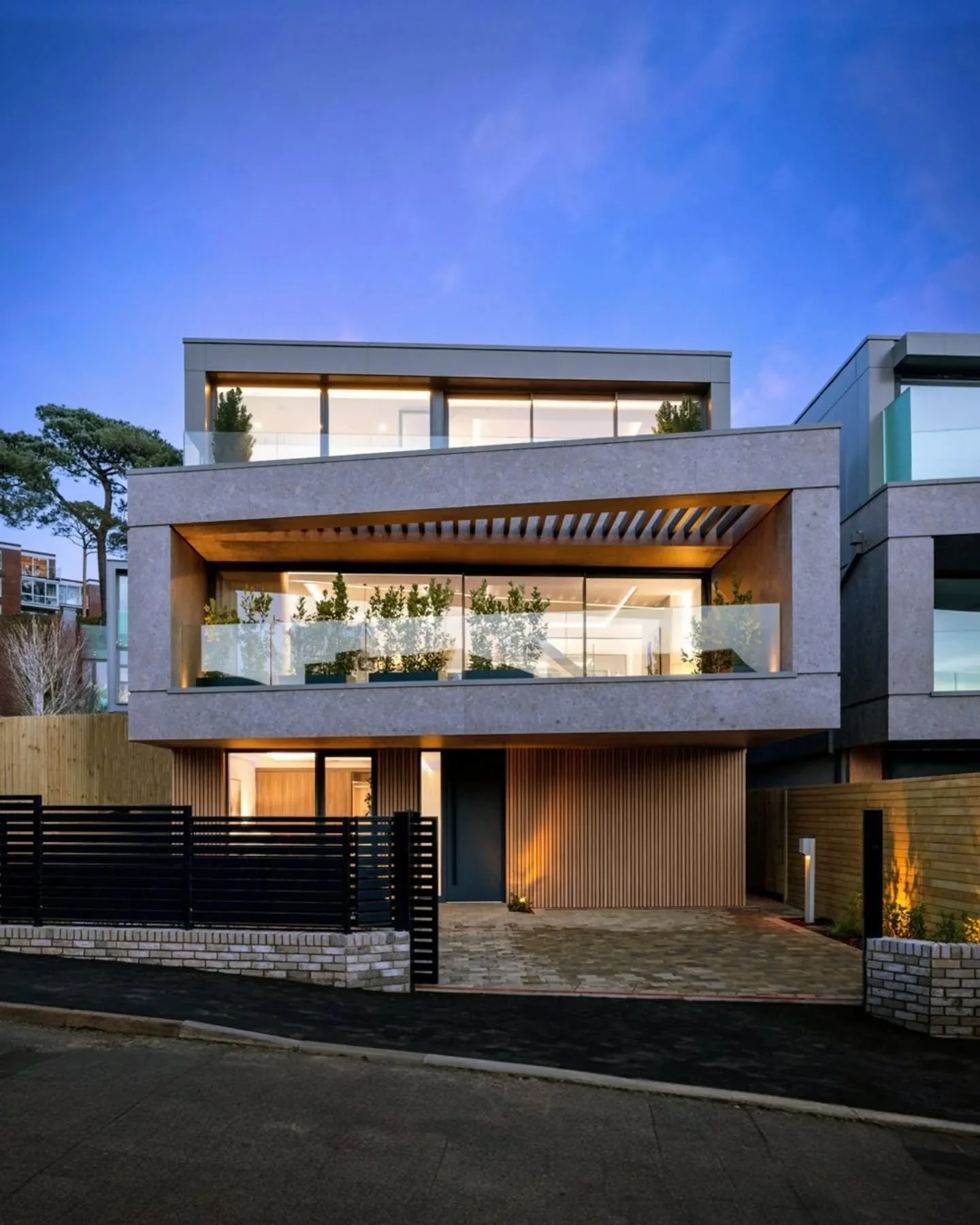 ALIA | PARTRIDGE WALK

Amazing dusk shot by @harbourviewphotography. Swipe to see the original CGI 👉 We always try to make the finished home feel as good (if not better) than the original design vision, and this one has come out pretty close. 

Plot