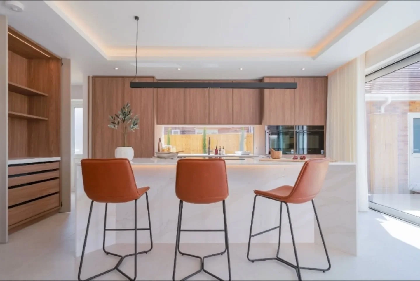 The Old Tennis Courts | Open-Plan Living 🛋️

A really well thought-out open-plan space, finished with some great details.

The Leicht kitchen was designed and installed by @hub_interiors. If you look closely, you&rsquo;ll spot the window splashback 