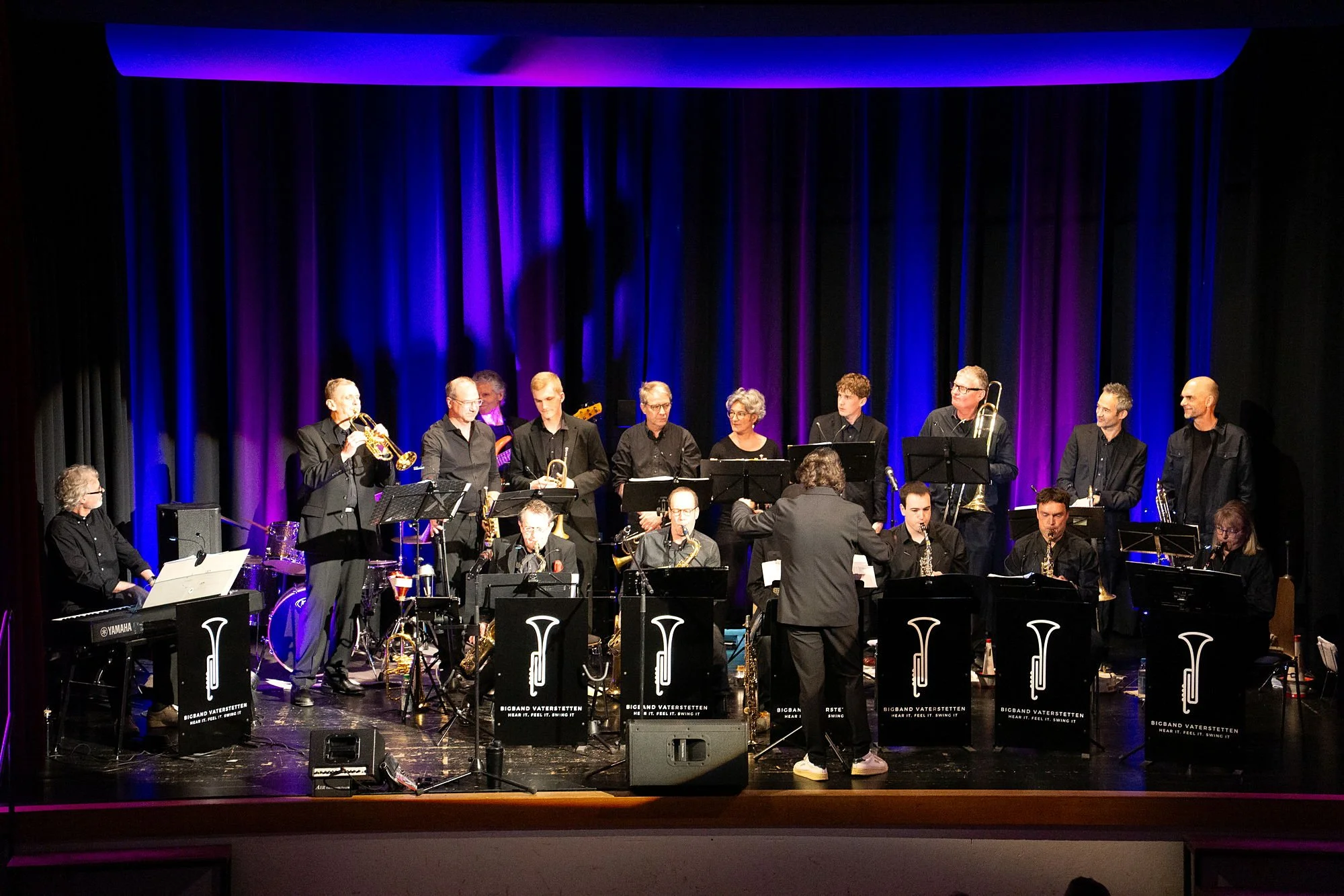 Die Bigband Vaterstetten auf der Bühne beim Jazz-Light-Konzert in Neukeferloh