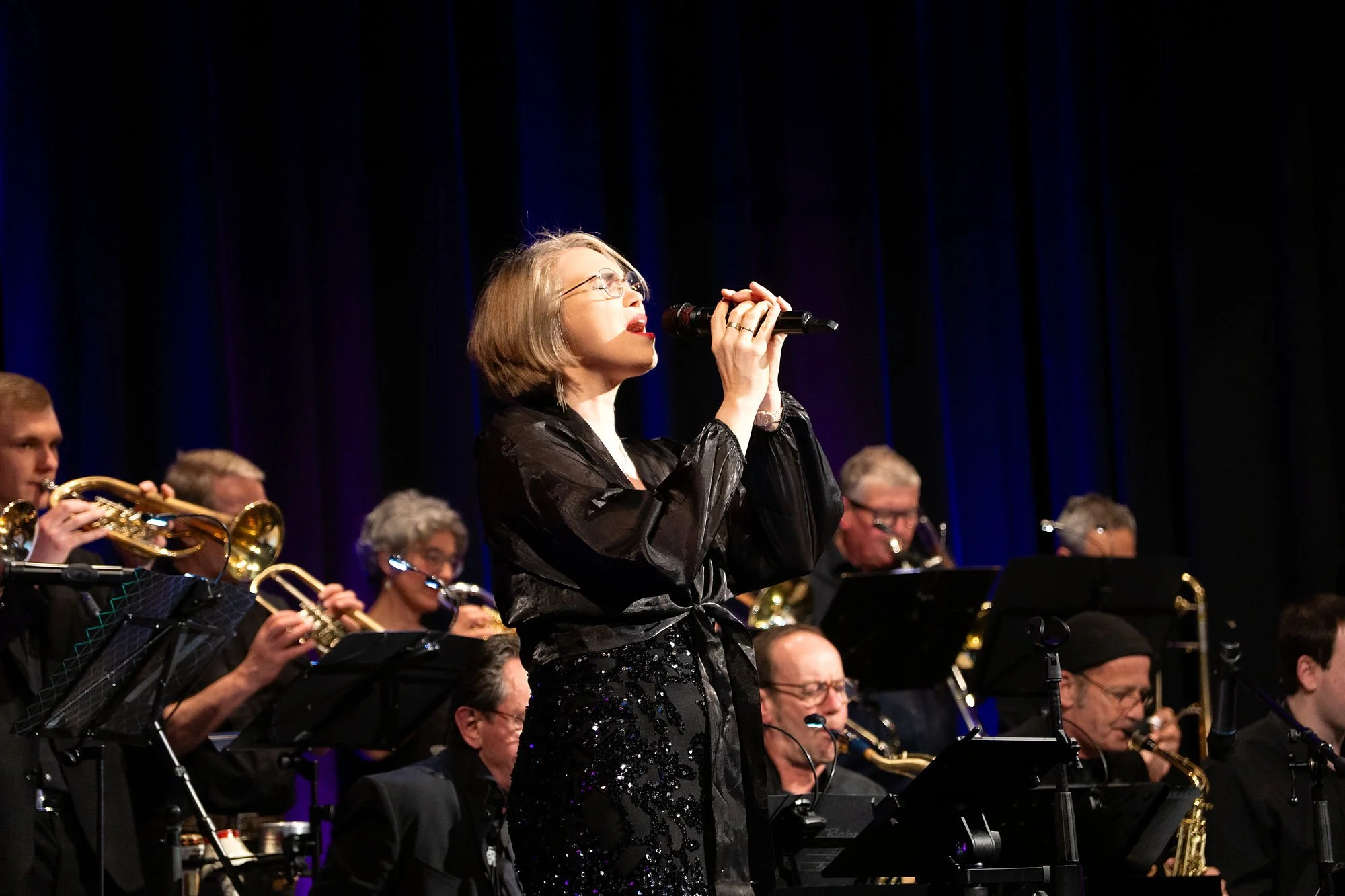 Gastsängerin Sabine Kühlich singt mit der Bigband Vaterstetten in Neukeferloh
