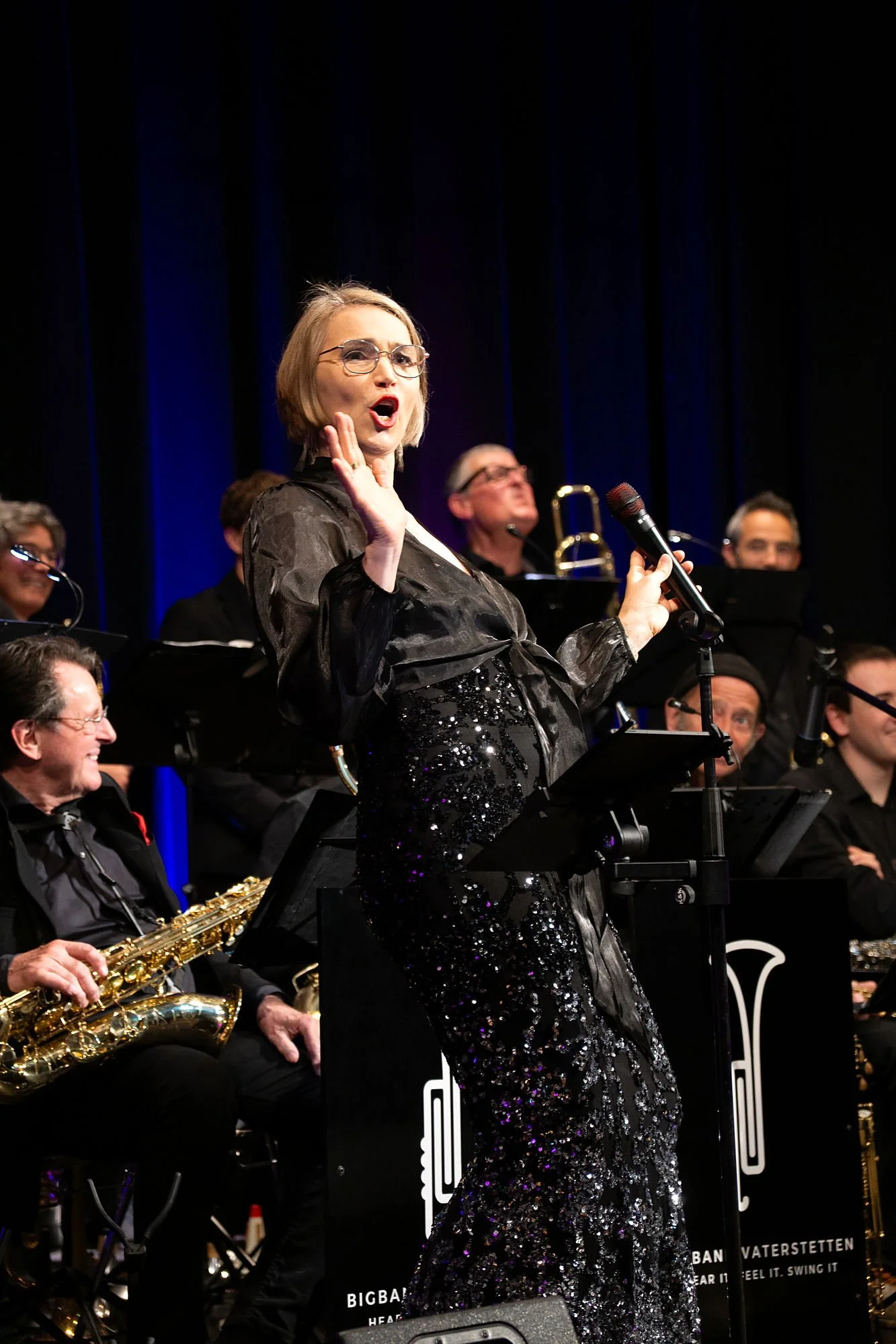 Sabine Kühlich auf der Bühne beim Jazz-Light-Konzert der Bigband Vaterstetten