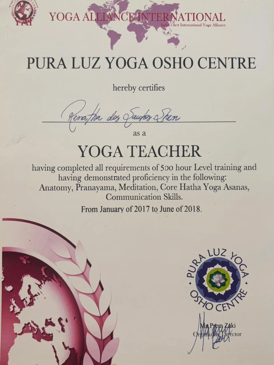 Certificado de conclusão de treinamento de yoga na Pura Luz Yoga Osho Centre, com informações sobre requisitos, datas, assinatura e selo do centro.