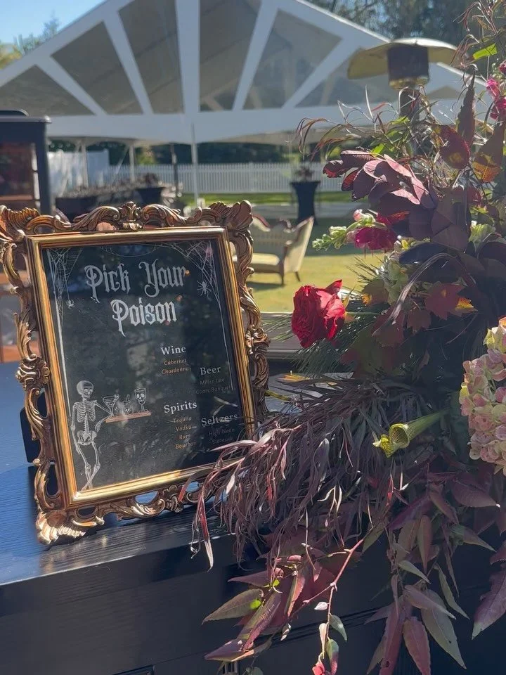 Pick your poison 🍷💋
Dripping in deep reds, wild texture, and just the right touch of drama &mdash; exactly how we like our florals