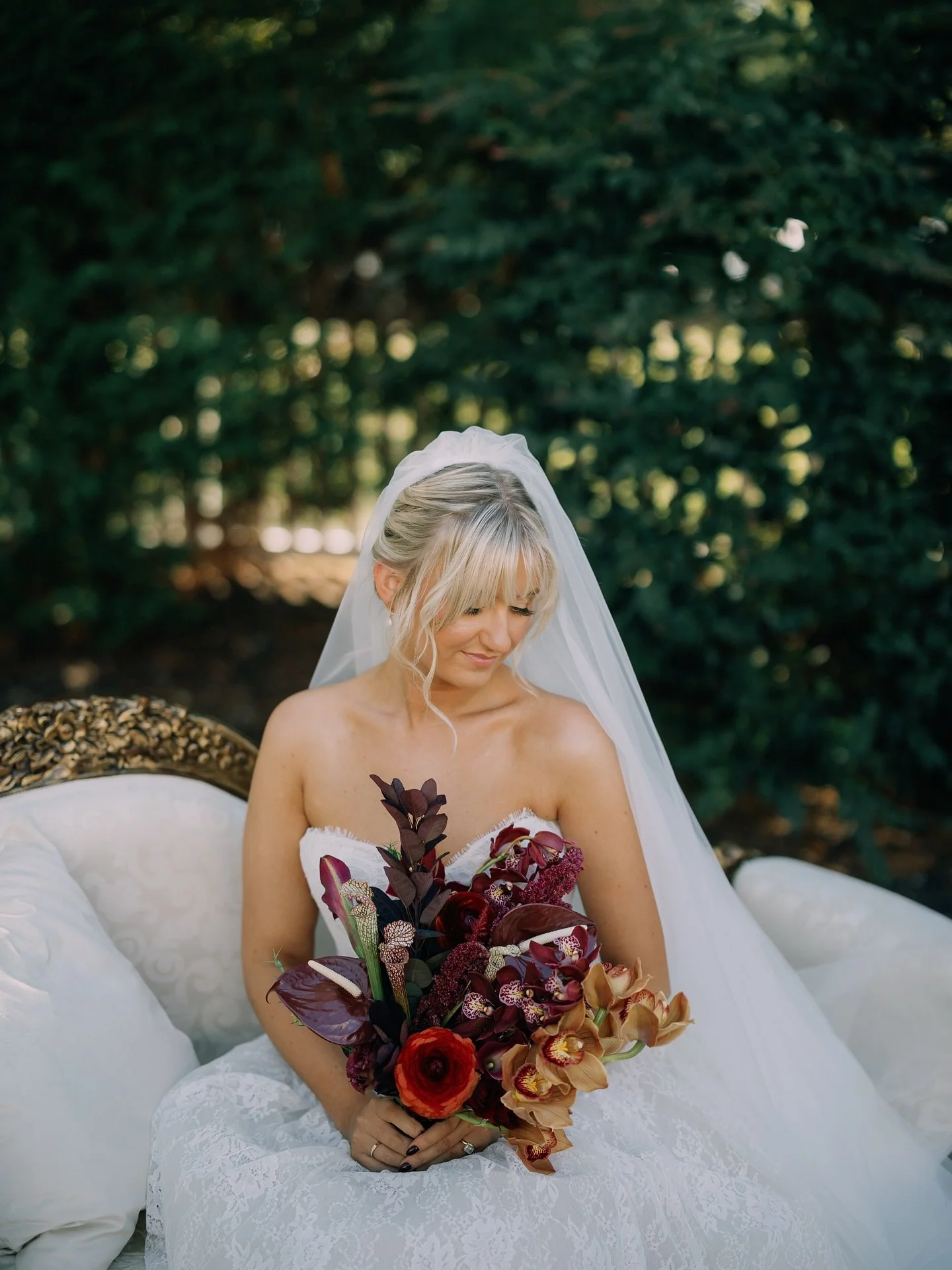 A little romance, a little edge. Luxe blooms for the bride who writes her own rules. 🥀