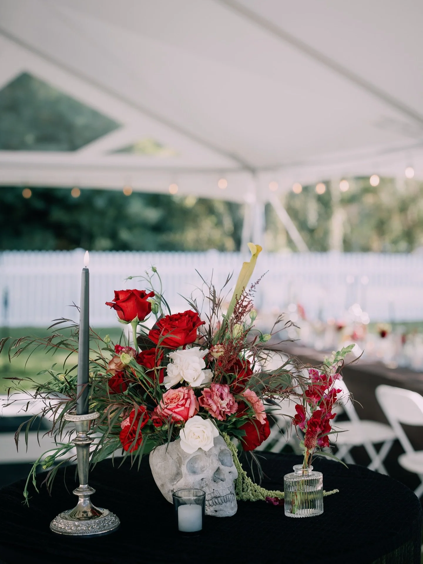 Spooky, but make it romantic. 🖤🌹