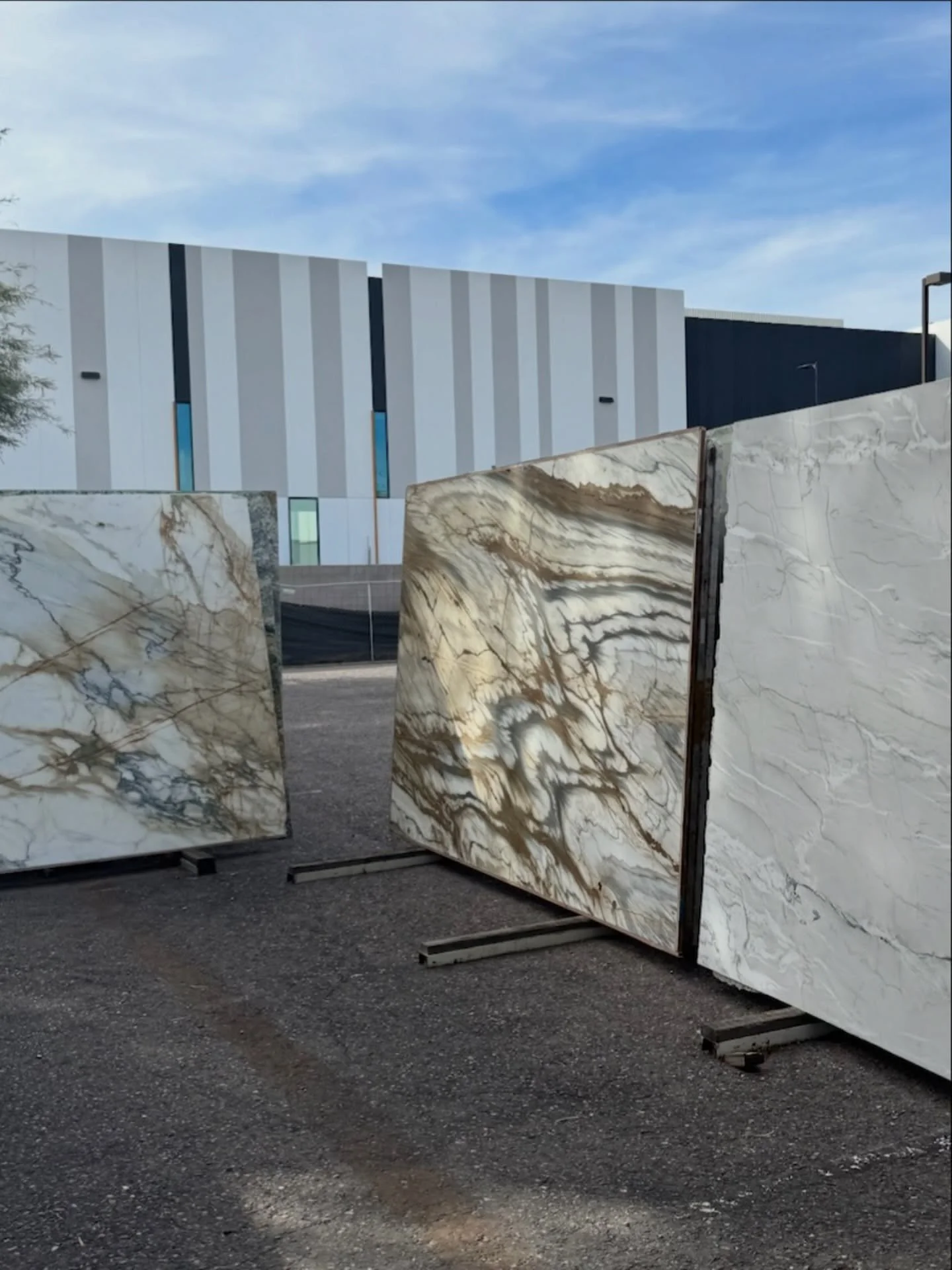 What can you expect when you walk into Arista Stones?

Besides our friendly faces waiting inside the showroom, our indoor/outdoor displays offer you a wide range of materials to choose from ✨

Expect a slab showroom that cares about your remodel as i