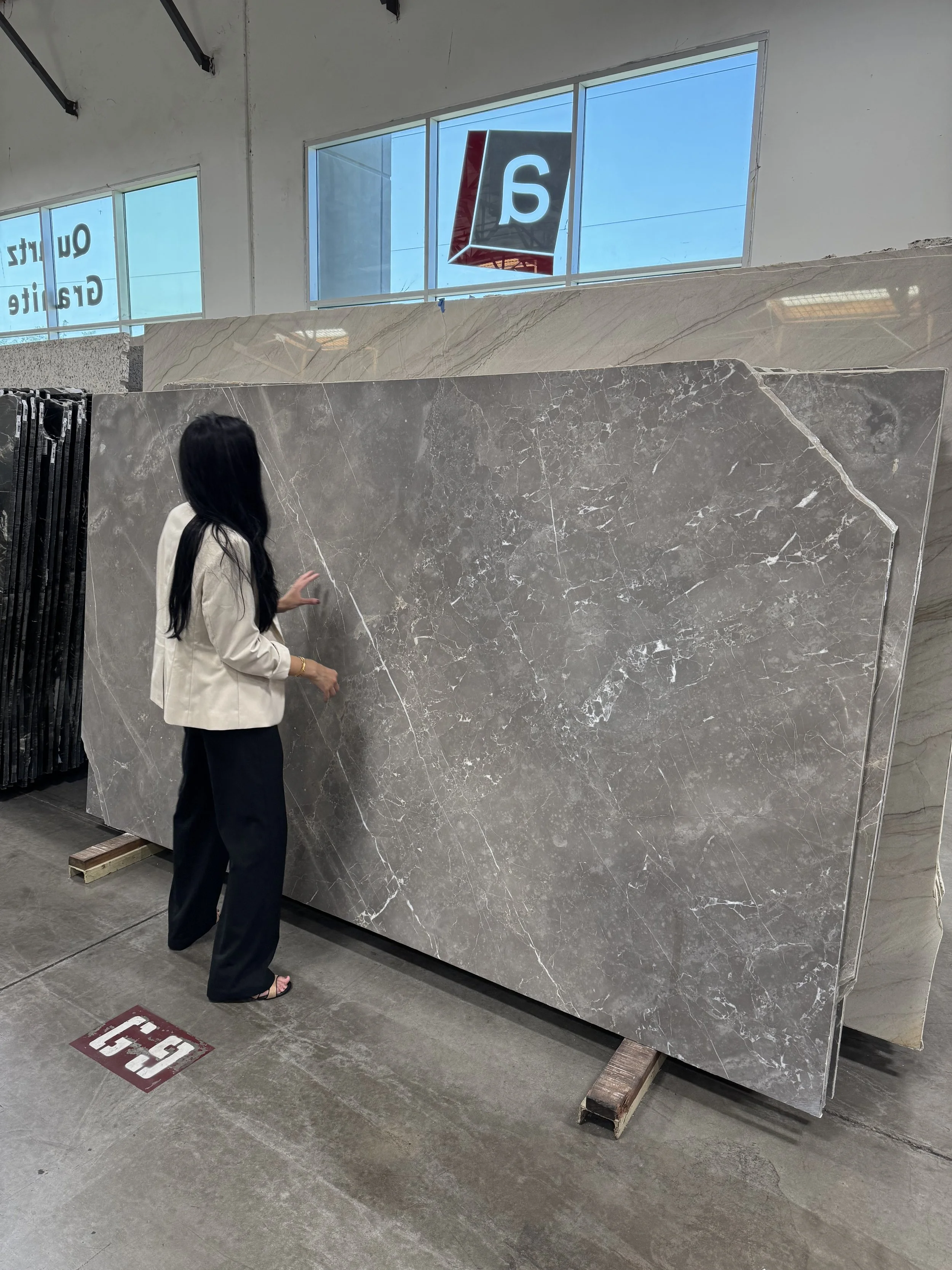Walk-in homeowners exploring quartzite slab at Arista Stones SLC