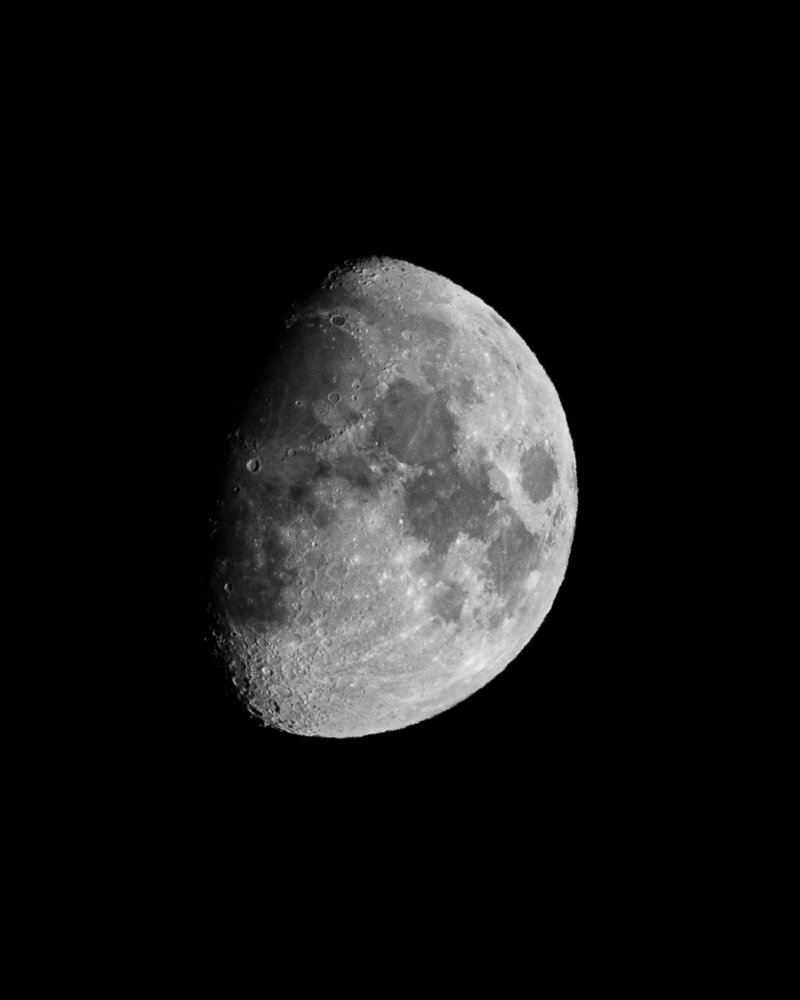 Der Mond in Halbblick-Ansicht gegen schwarzen Himmel.