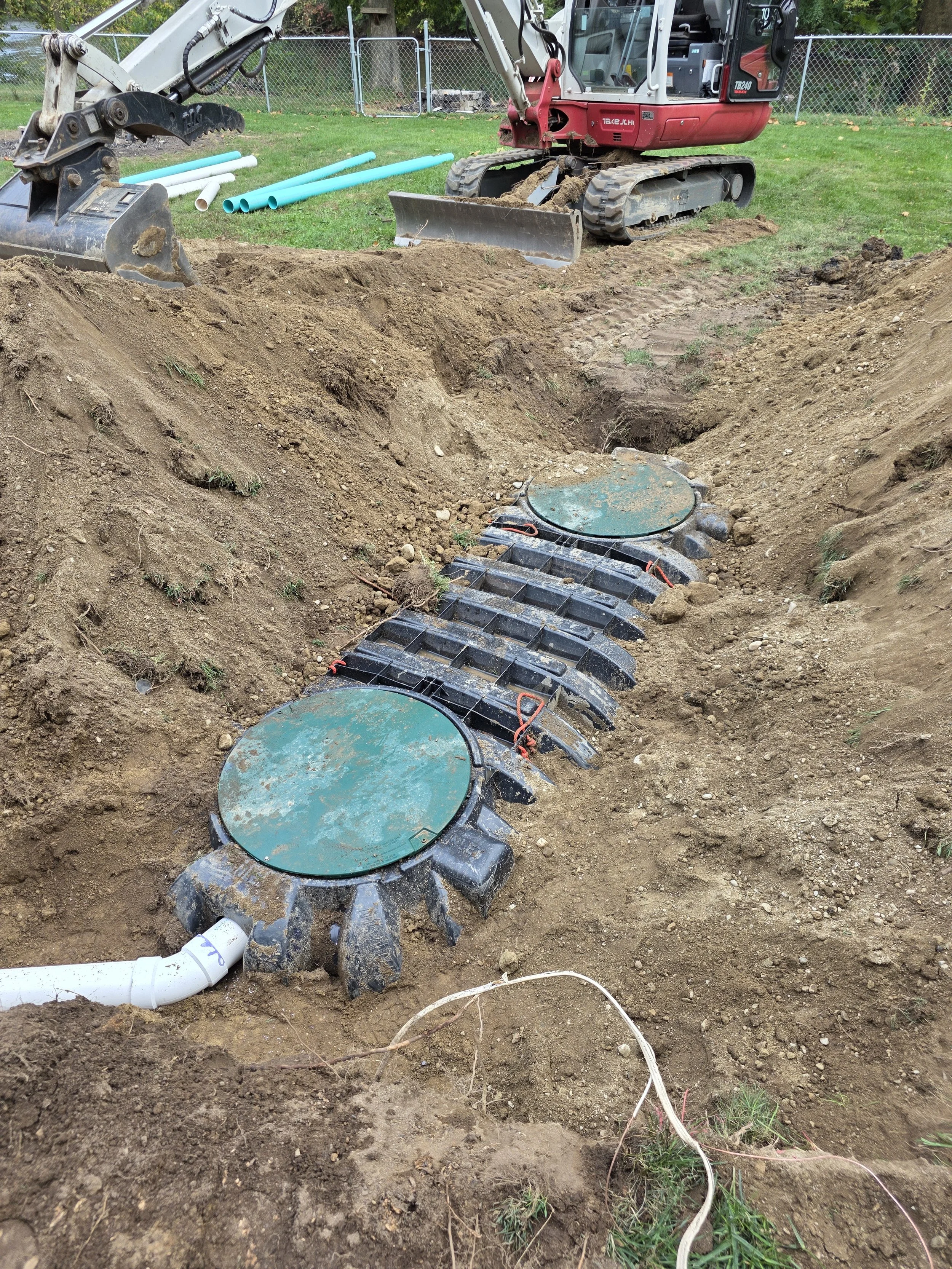 septic drain field system installation with tank and chamber lines