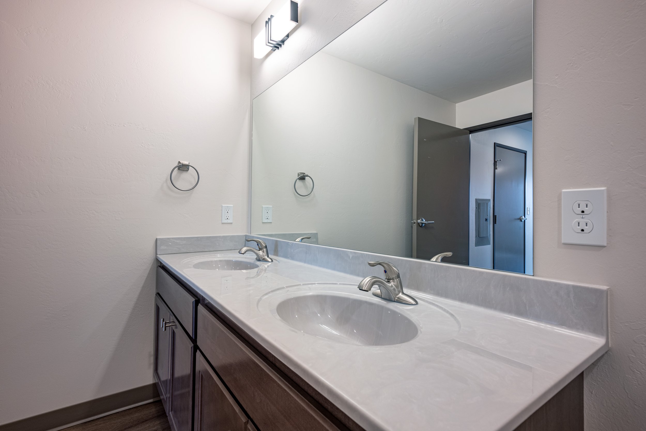 Bathroom 1-1.jpg