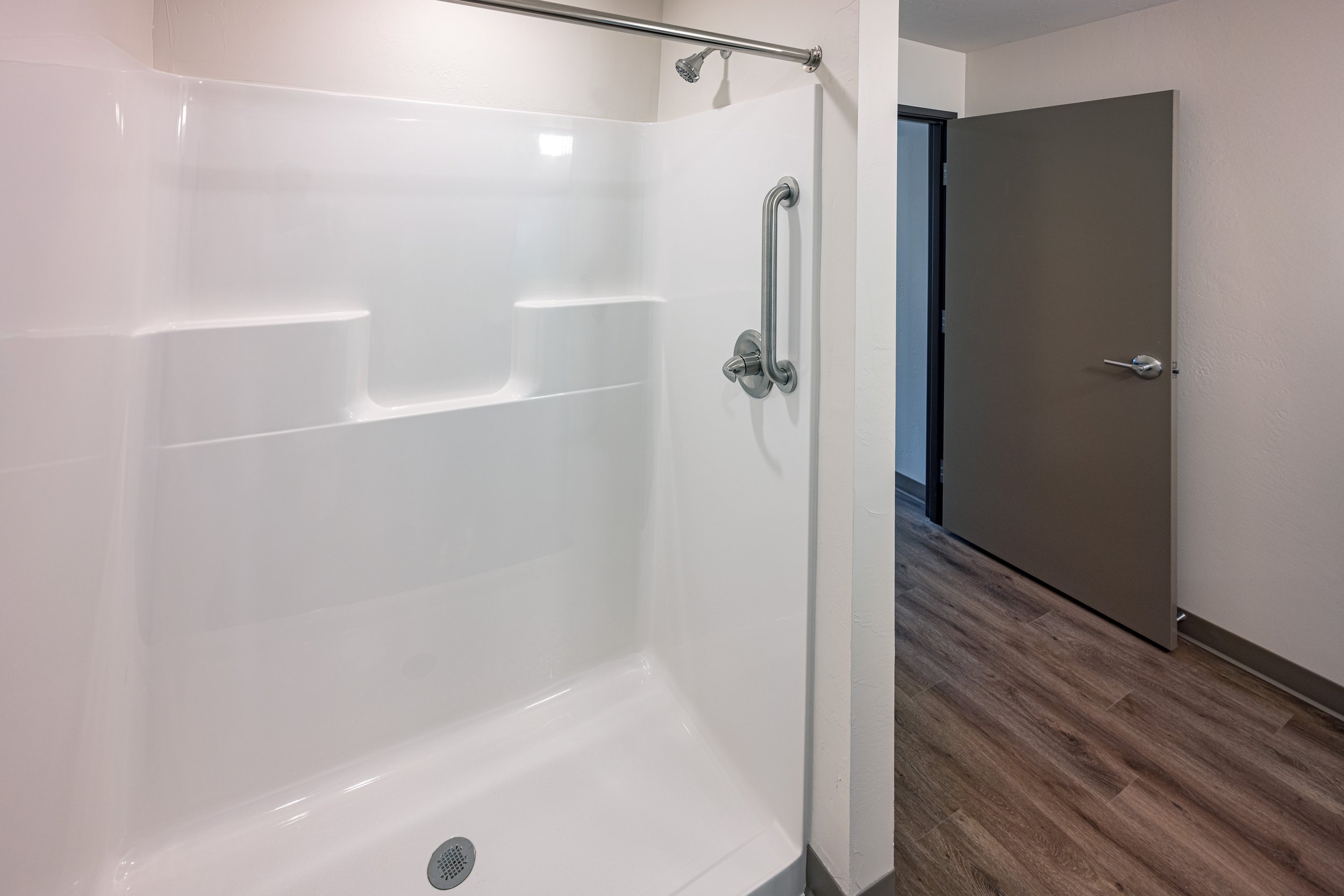 Bathroom 1-2.jpg