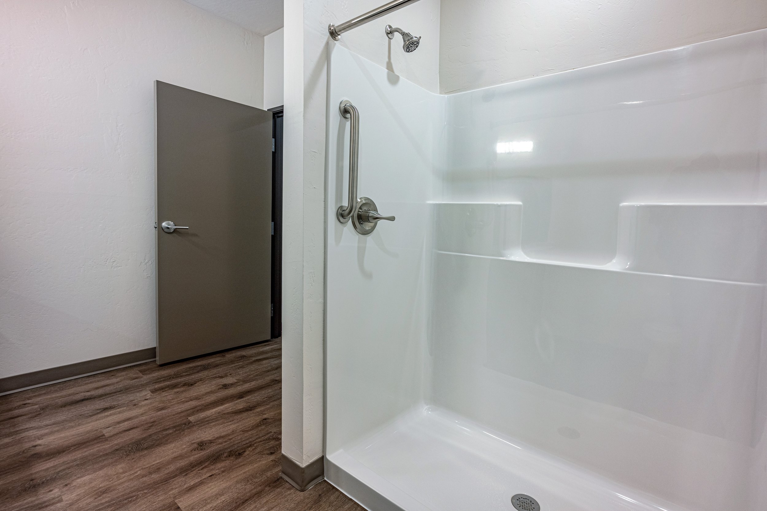 Bathroom 1-2.jpg