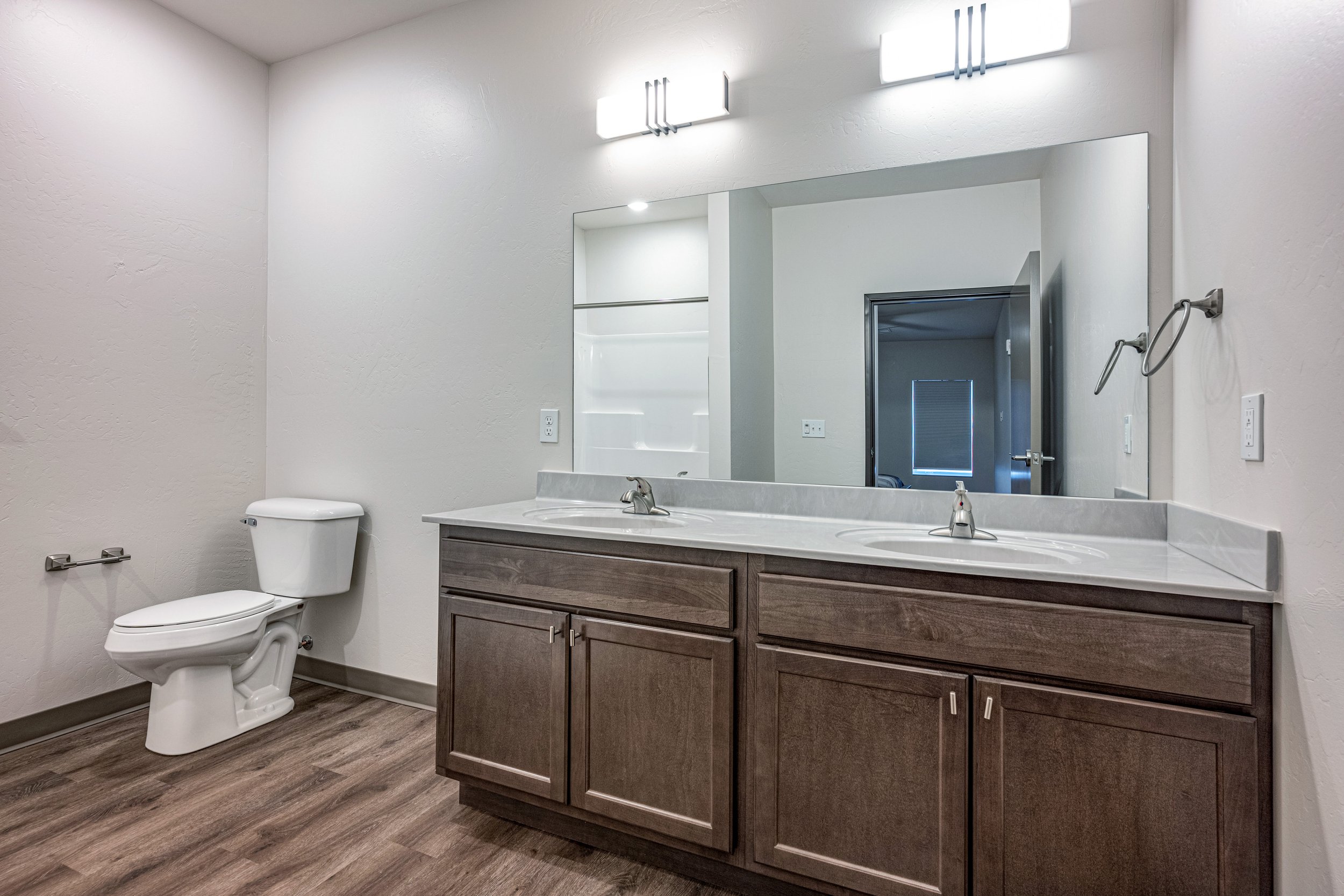 Bathroom 1-1.jpg