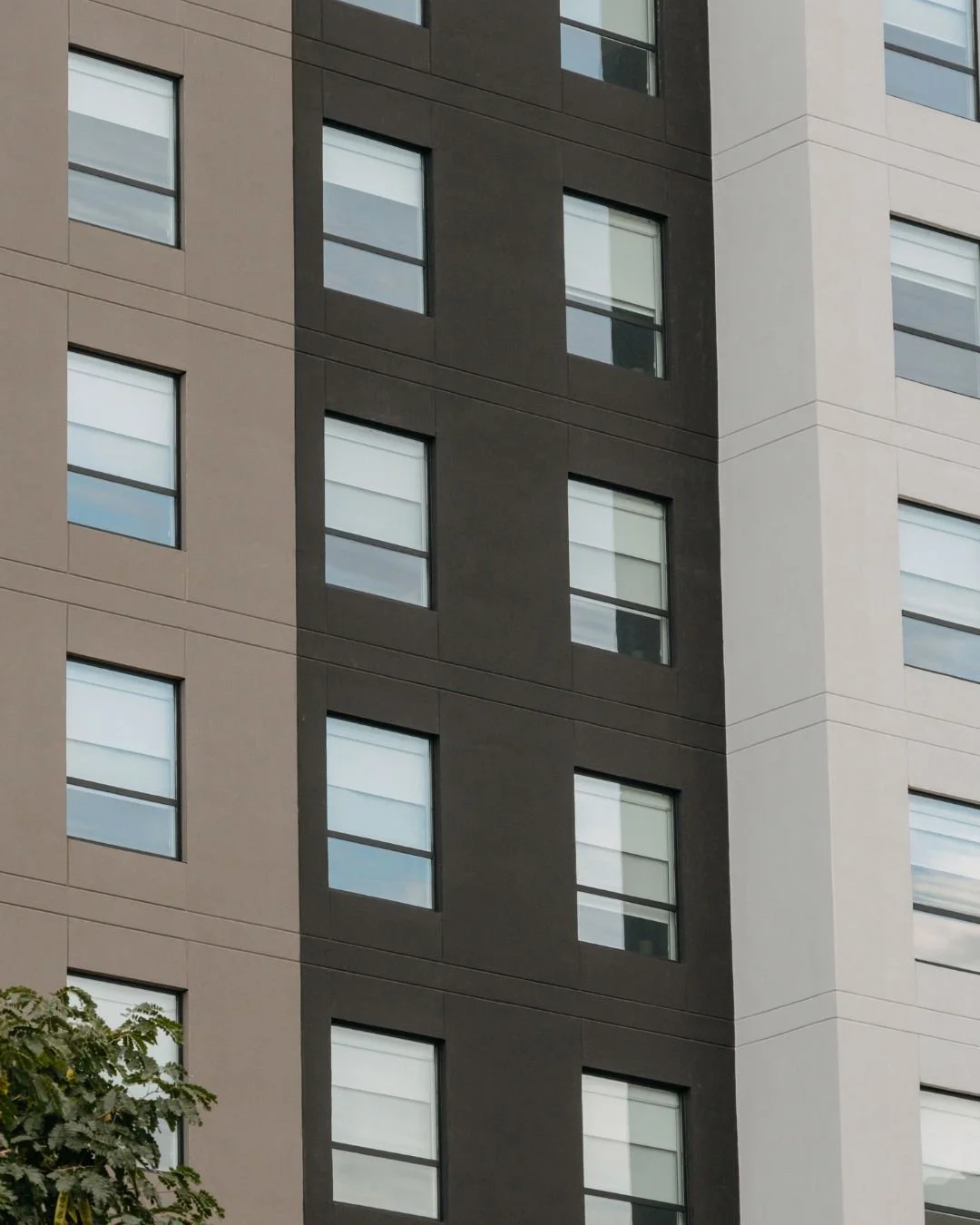 Proyecto: Arquitectura de Fachada - Hotel Hyatt Place. ​

El reto: integrar una propuesta nueva a una estructura ya existente, elevando su identidad visual. Para ello utilizamos colores y texturas que no solo capturan la esencia de la marca, sino que