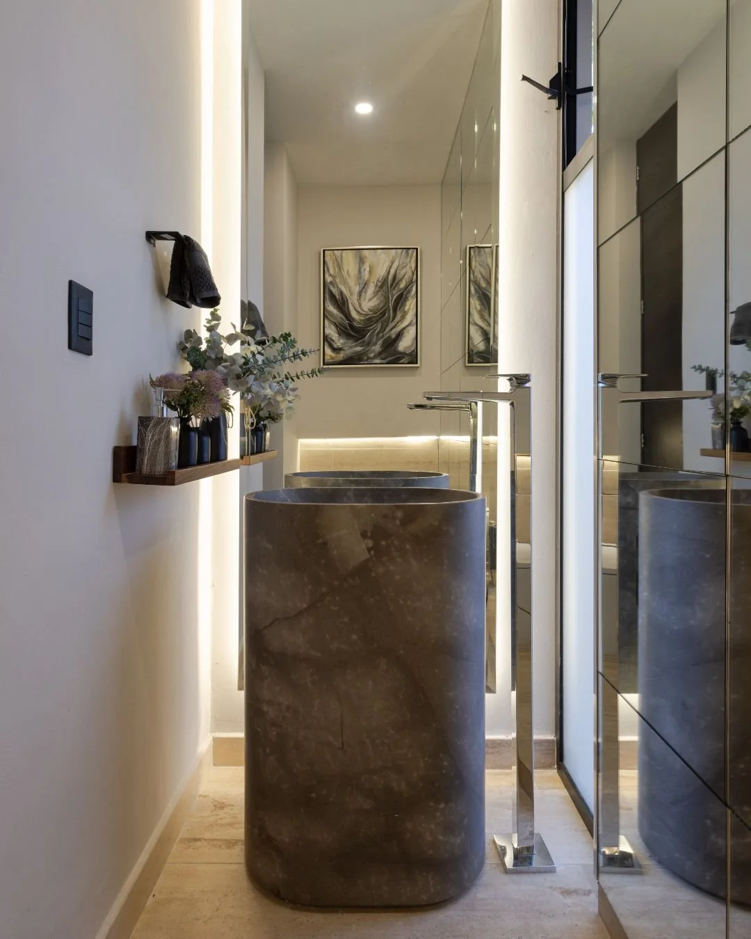El dise&ntilde;o de este proyecto es un ejercicio de geometr&iacute;a donde cada reflejo crea una atm&oacute;sfera fluida y org&aacute;nica.

#SocietyOfArchitecture #SOA #InteriorArchitecture #InteriorDesign #Homedecor #Dise&ntilde;oDeInteriores #Dec
