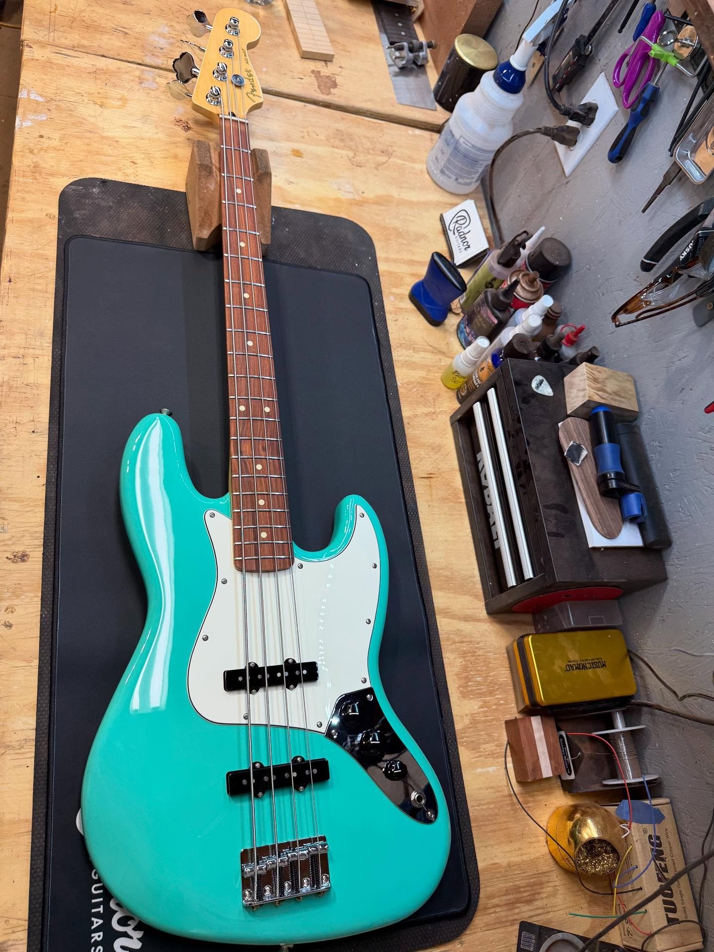 Sweet @fender jazz bass came in for a setup. I know it’s not the popular opinion, but I’m a fan of some of these lighter color fretboards. Especially with the grain pattern on this one, super interesting. #luthier #fender #jazzbass #nashv