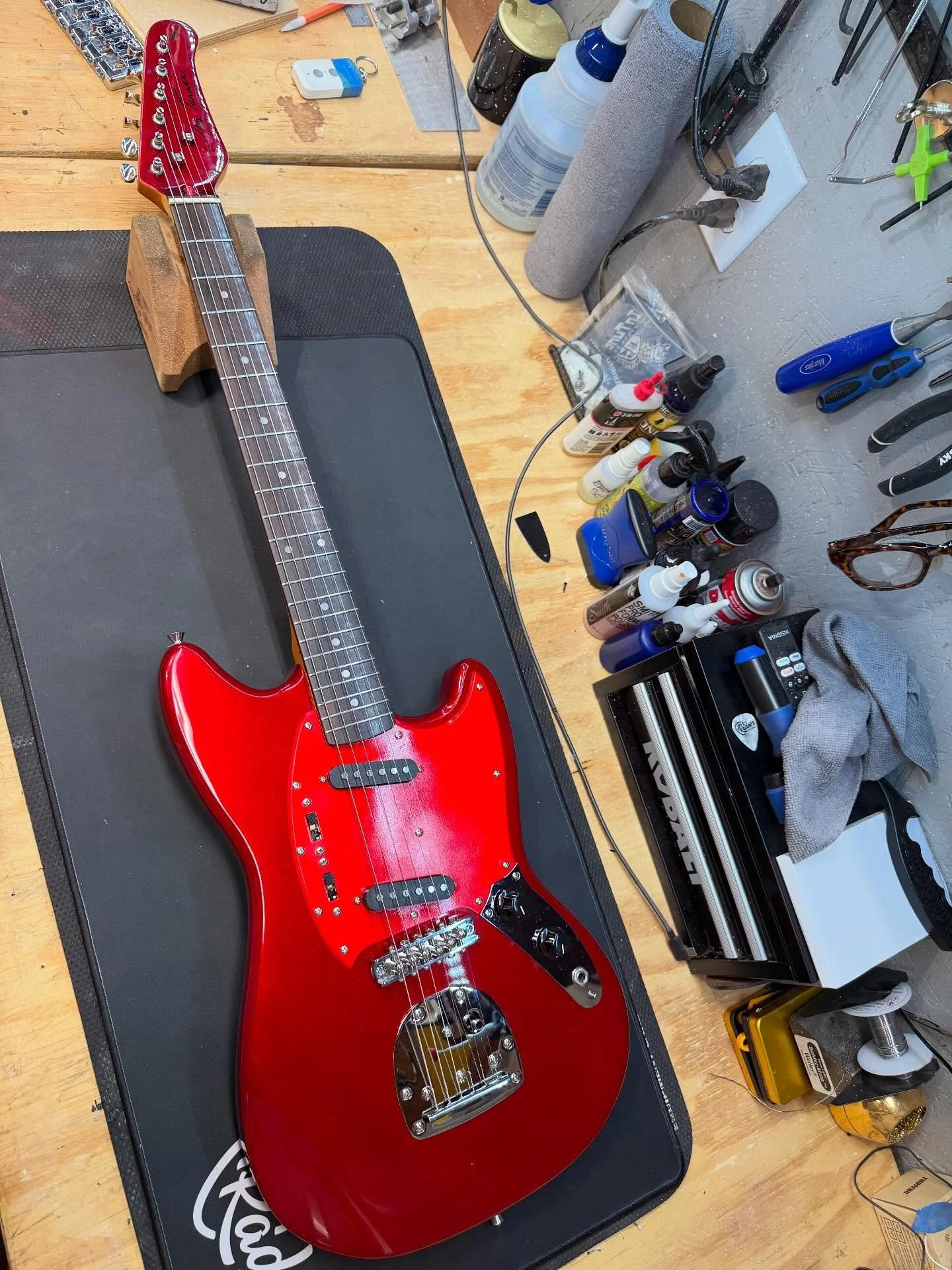 Setup on this fun mustang style guitar for @cdb.endtimes love these. #luthier #nashville #musiccity #guitarrepair #mustang #electricguitar