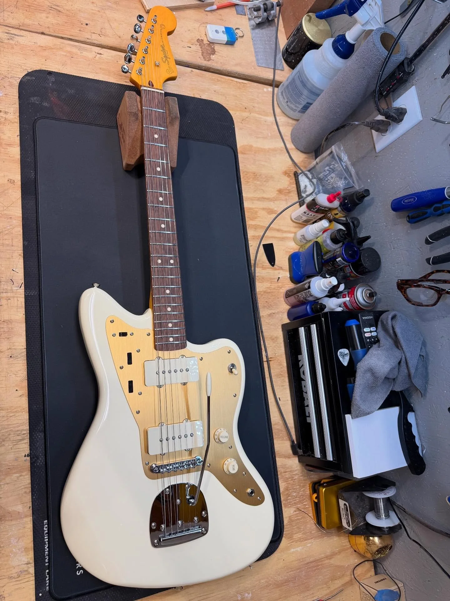 @fender_squier_official J Mascis came in for a setup. I love working on jazzmasters #luthier #nashville #musiccity #guitarrepair #jazzmaster