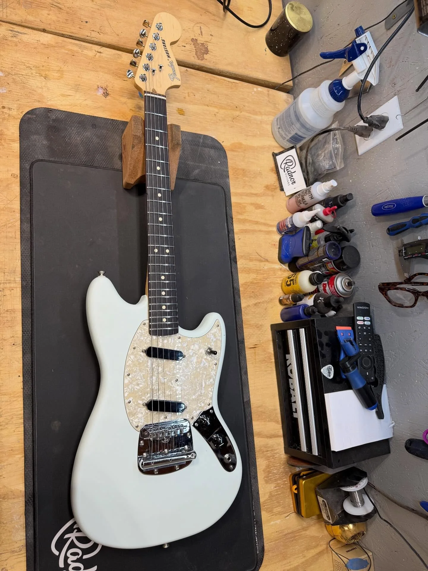 A @fender mustang came in for a setup and to get rid of some bridge rattle. No problem! #luthier #musiccity #fender #mustang #mustangguitar #fendermustang #nashville #guitarrepair