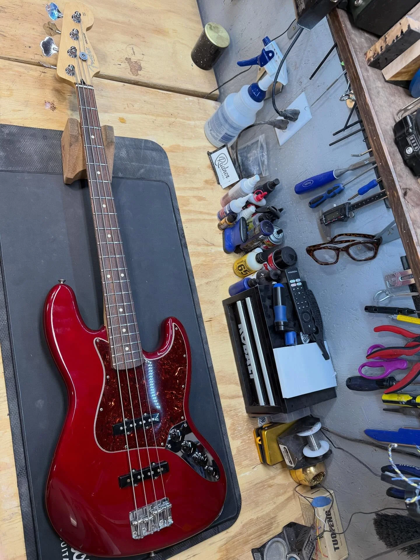 @fender jazz bass setup and hum removal for @phil_silverberg #luthier #nashville #musiccity #fender #jazzbass #bassguitar #bass