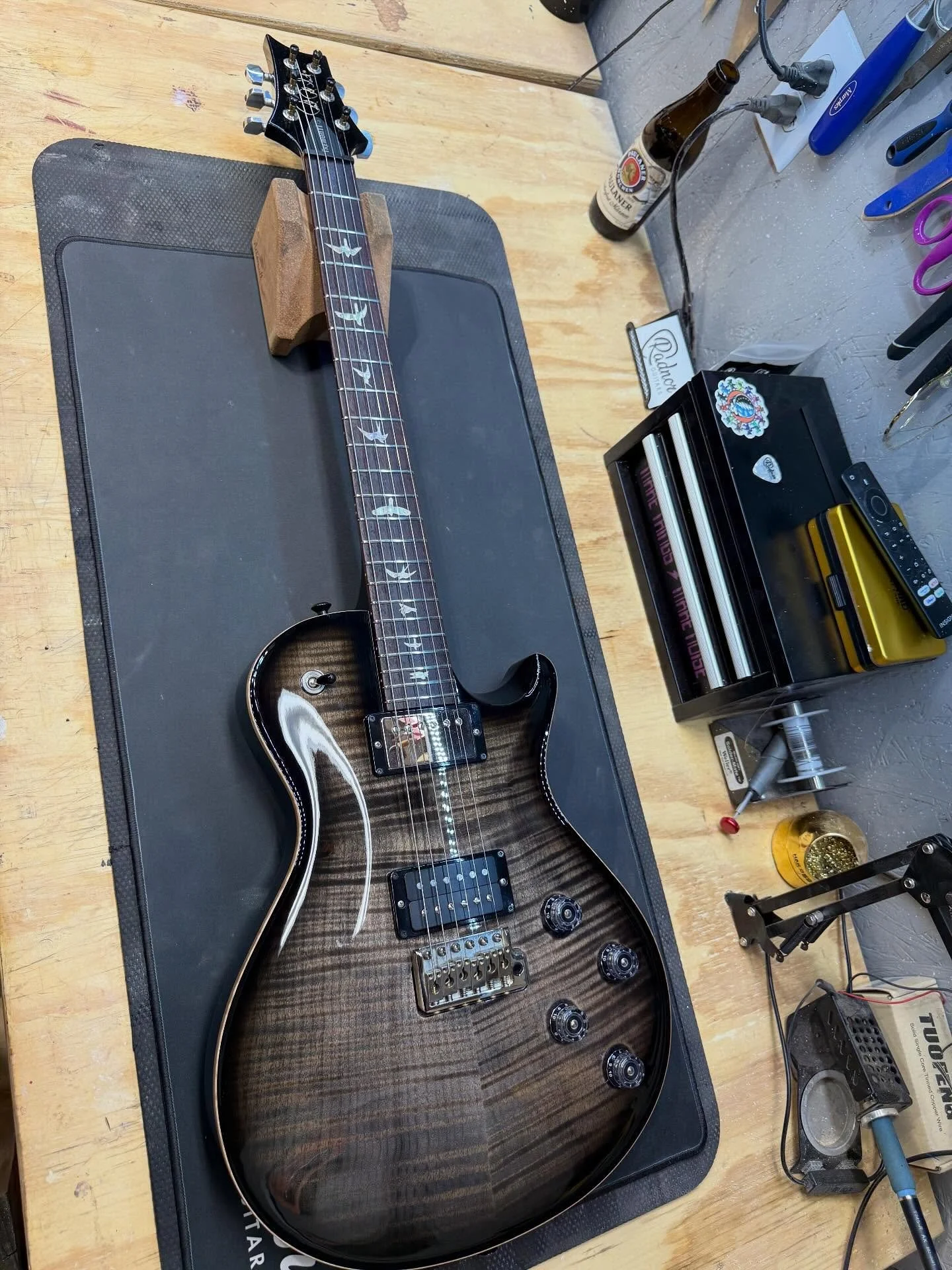 Another @prsguitars in for a setup. Love the black/grey combo on this one. Feels incredible per usual of PRS. #guitars #prsguitars #tremonti #luthier #guitarrepair #guitarsetup #nashville #musiccity