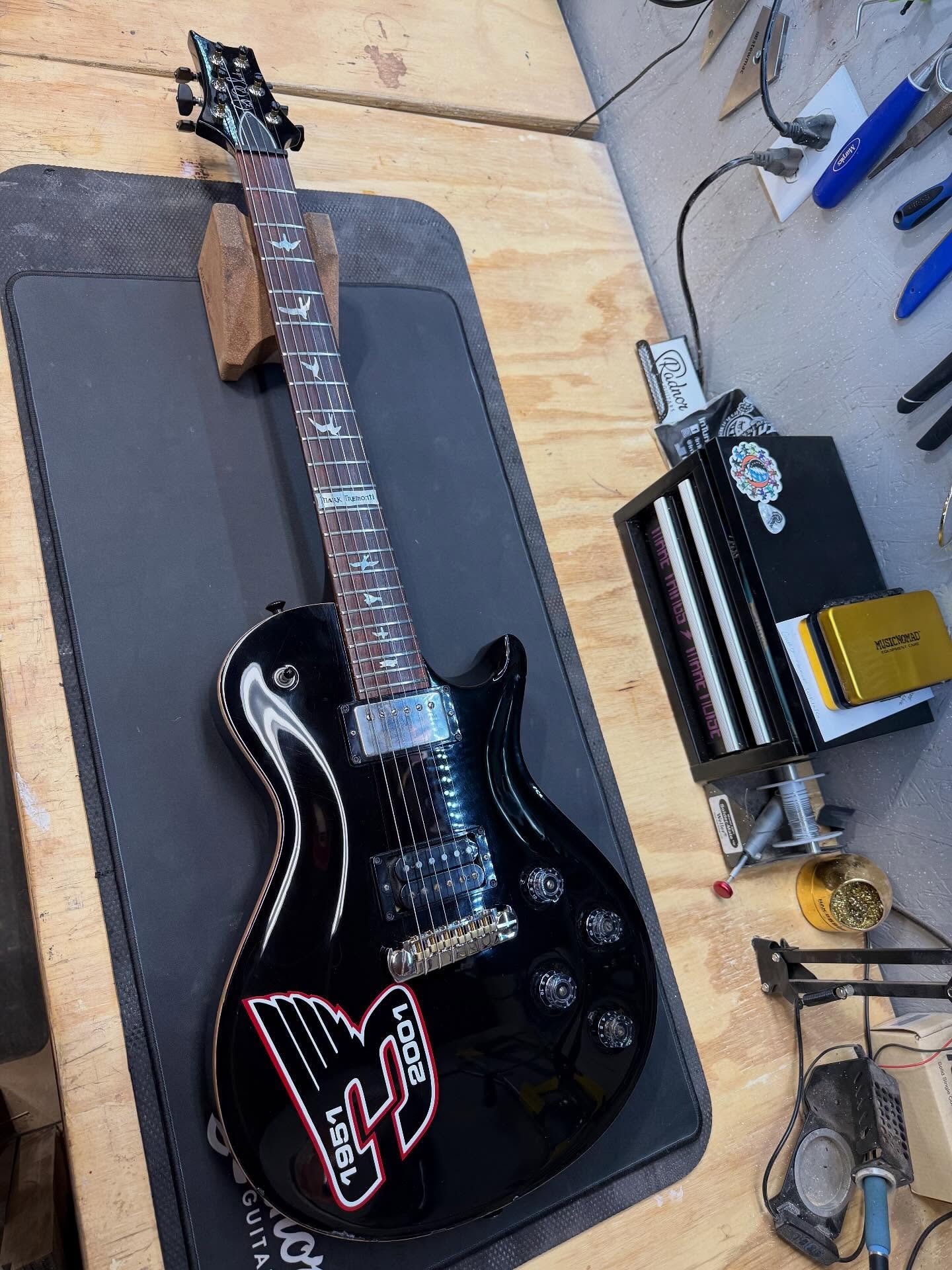 Another PRS on the bench. Came in for a setup. Raise hell praise Dale 🤘🏻🤘🏻🤘🏻 #luthier #guitar #prs #prsguitars #nashville #musiccity #guitarrepair #daleearnhardt