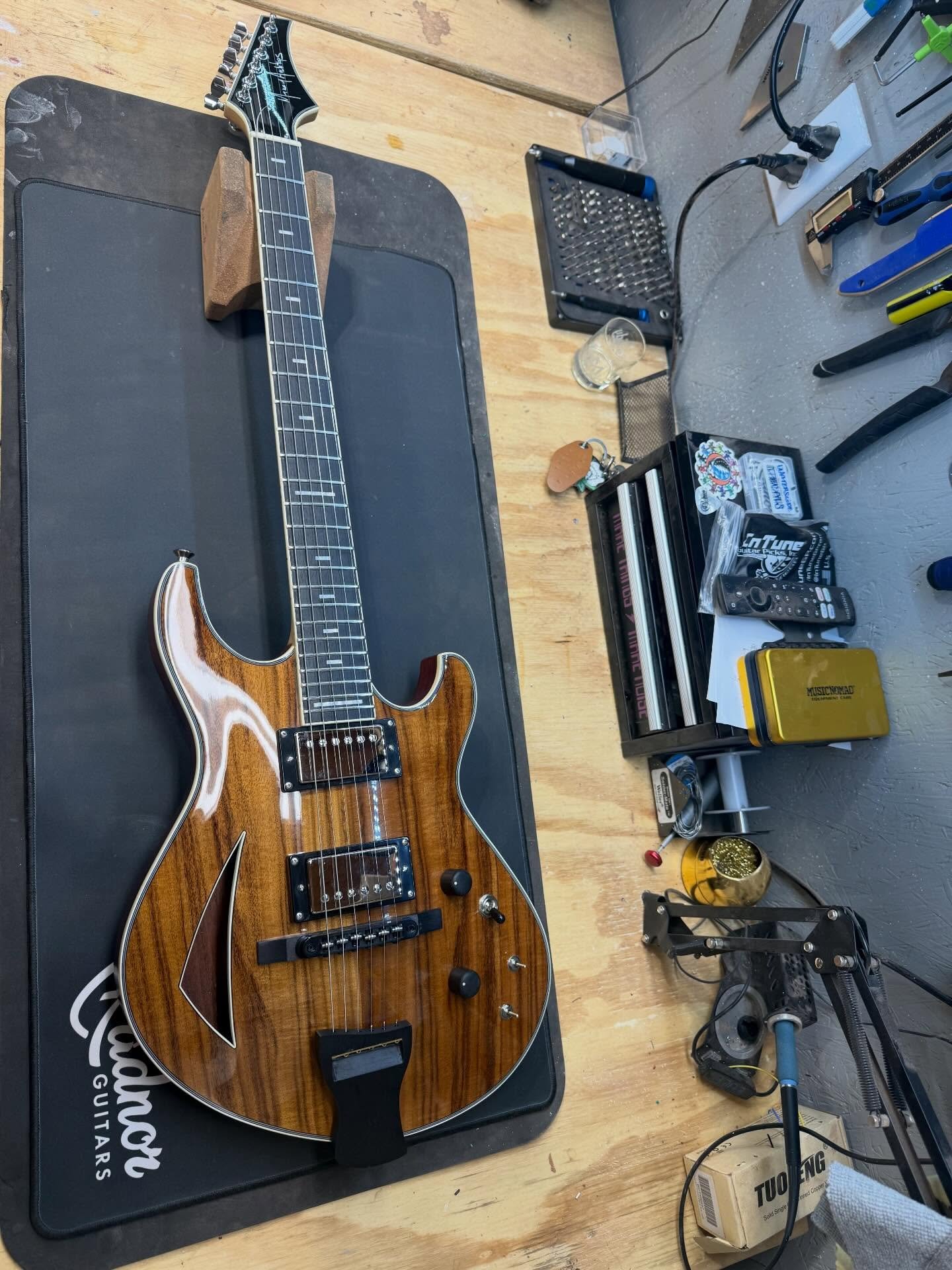 @maxeyarchtops on the bench for a setup, neck kill installation and conversion to dual coil tap switch. This one came out feeling great. Any @phish fans will know this one ⭕️ thanks to @ogrickg #luthier #phish #musiccity #nashville #guitarrepair #phi