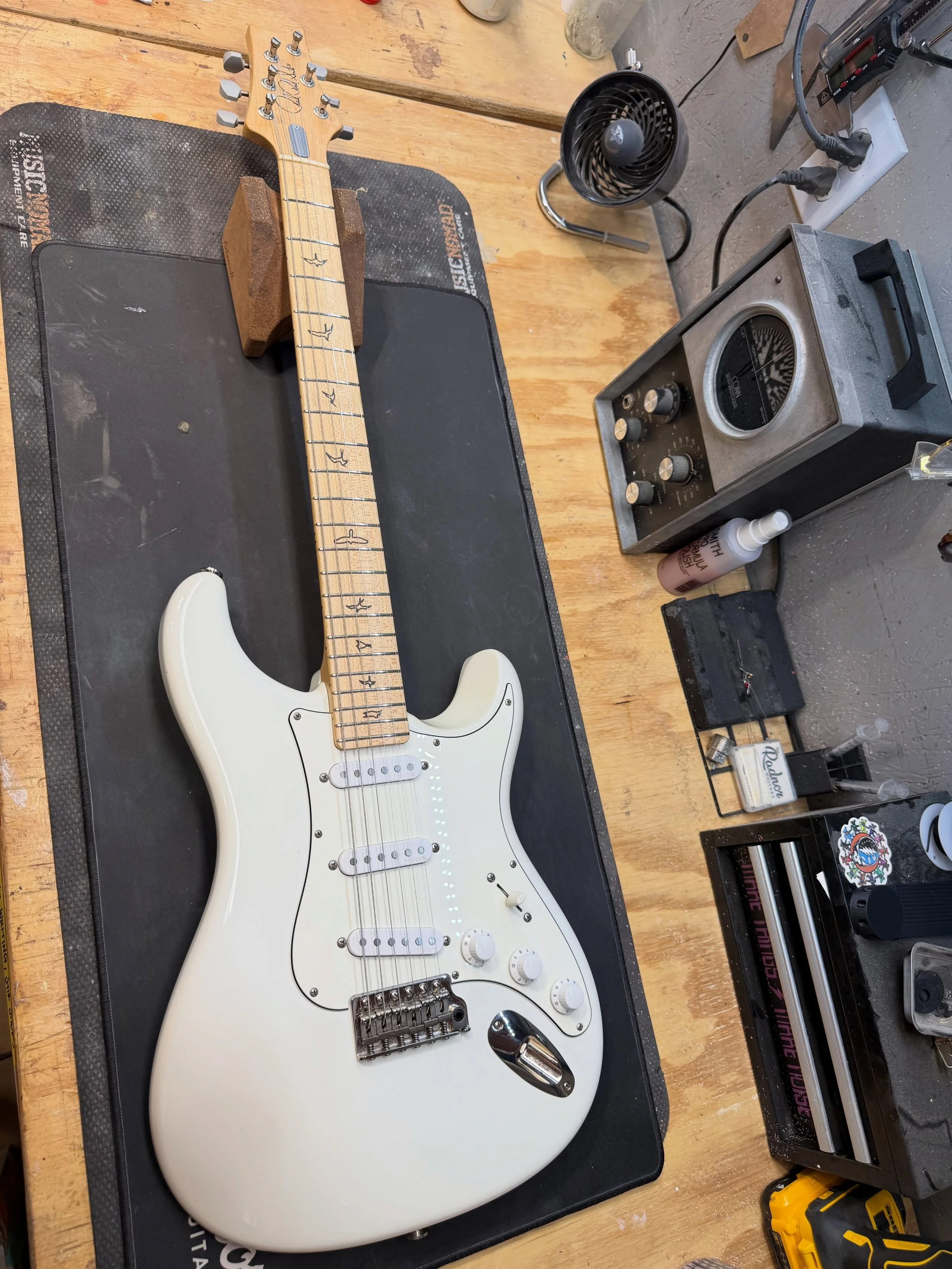 I&rsquo;m so behind on posting, but here&rsquo;s a silver sky that came in for a setup to add to your feeds 🤘🏻 #prs #silversky #strat #nashville
