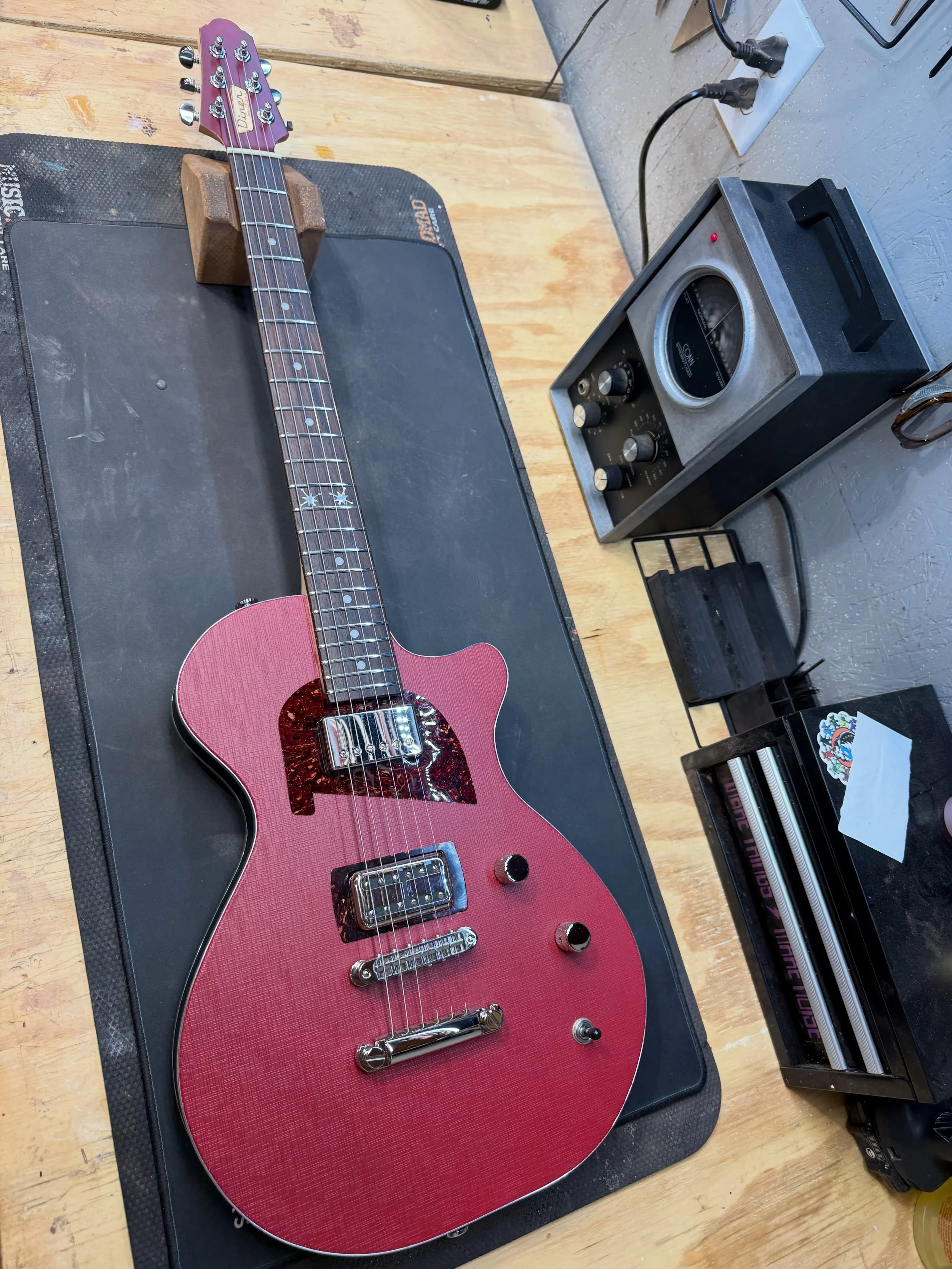 @dinerguitars came in for a setup and a loose wire for @shanetrainorguitar. Left playing and sounding great. Cool guitars looking like a table from a 50&rsquo;s diner. Even the 12th fret markers with the atomic inlays. This thing is begging for some 