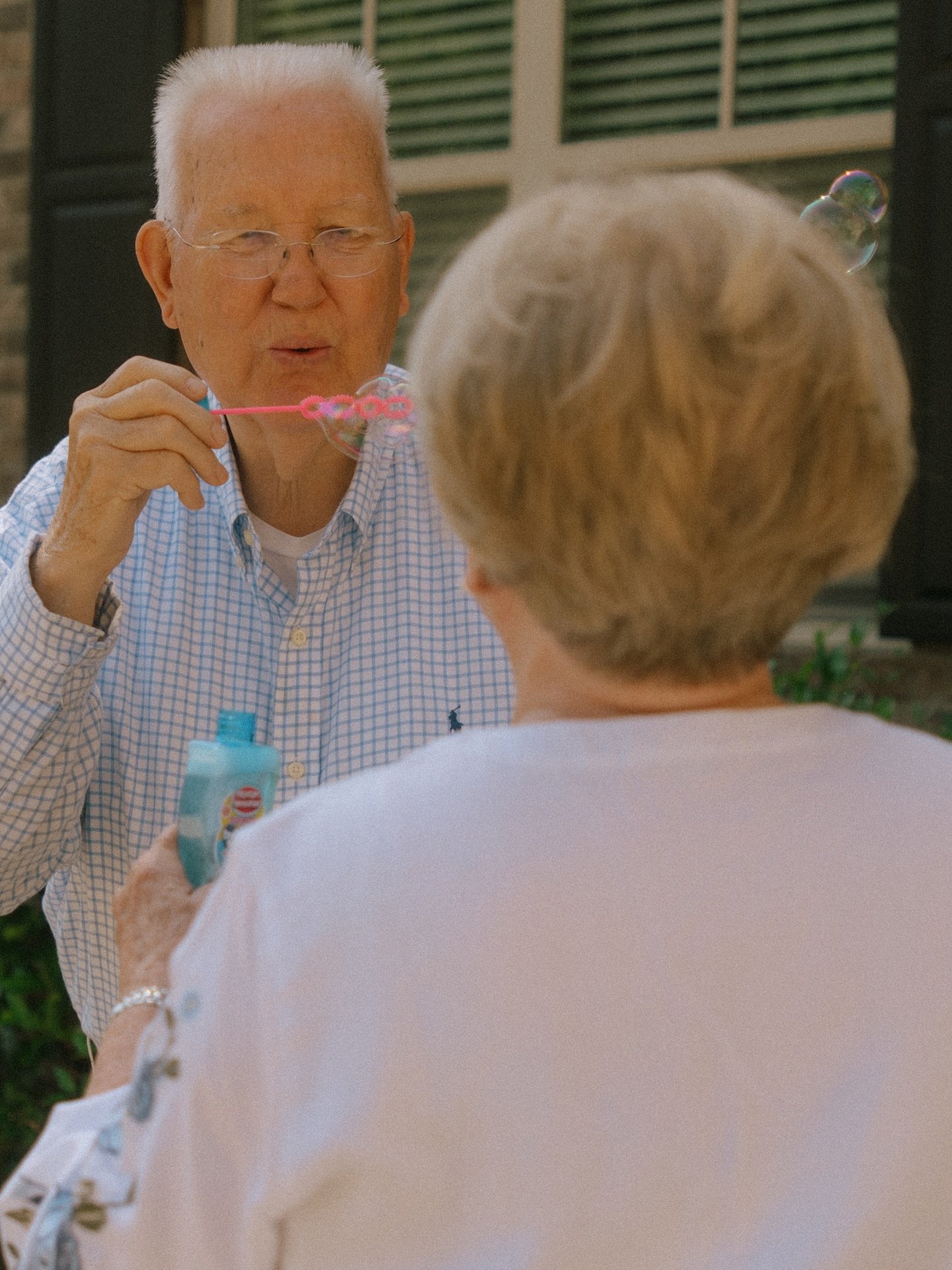These two are still blowing bubbles and laughing together after all these years, how special to be a part of this moment🥹

#charlestonphotographer #couplesphotographer #charlestonsc #charlestonweddingphotographer