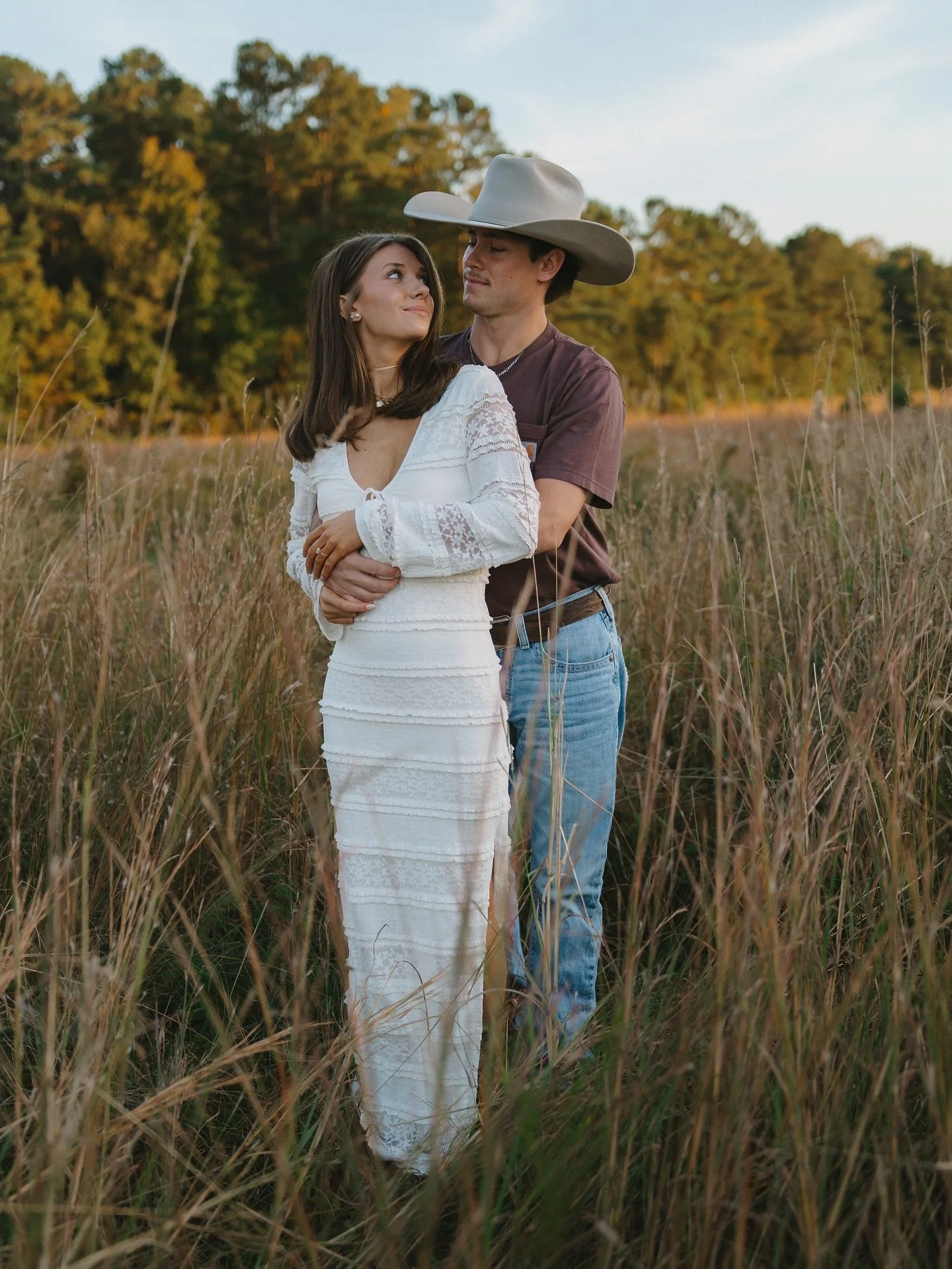 country lovin🌾💌
&bull;
&bull;
&bull;
&bull;
&bull;
#charlestonsc #couplesphotoshoot #charlestonphotographer #charlestonweddingphotographer #wedding #couples #charleston