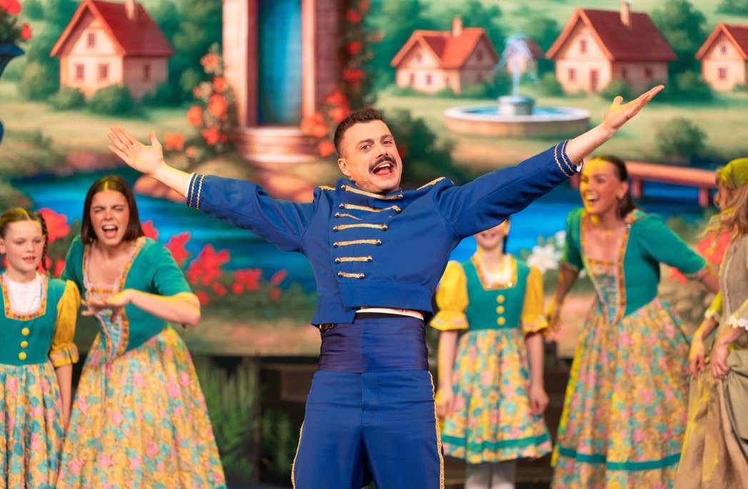 Fairy-tail fun at its finest✨
Our very own @johnsharpson starring in Cinderella at @uchlimerick Panto. 

🎟️There&rsquo;s only a few shows remaining - grab your tickets at uch.ie or via the Box Office on 061 331549