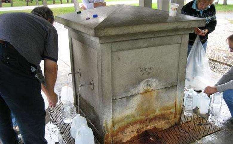 Across from the Auto Museum, State Seal Spring is sourced from one of Saratoga’s classic cold springs and offers a clean, refreshing taste with a light natural sparkle. Unlike the mineral-rich wells, this spring offers pure hydration during and after