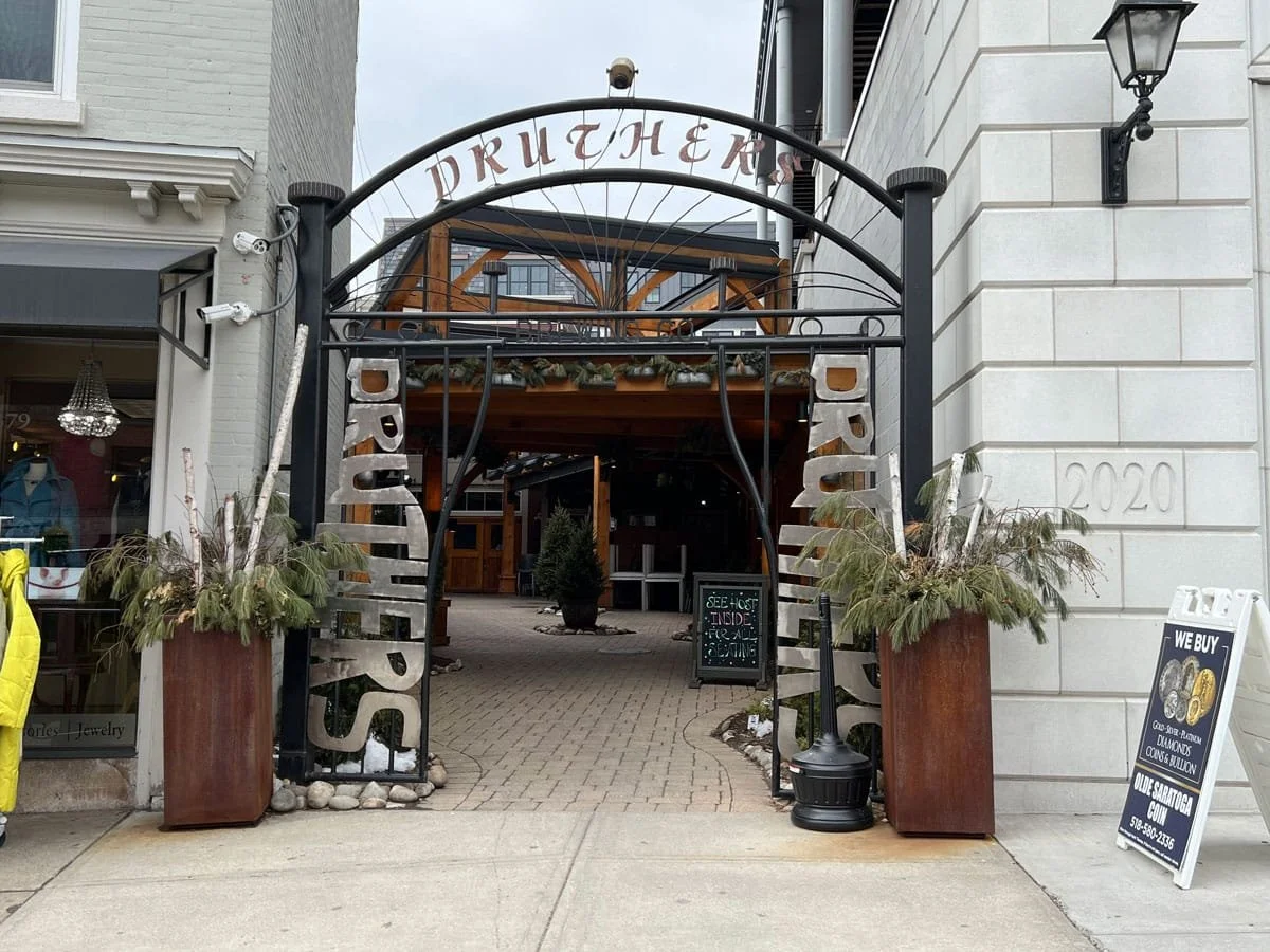 Druthers Saratoga Springs brings a commitment to great food and atmosphere, with a craft beer-driven twist. Steps from Broadway, it’s where house-brewed pints meet comfort-forward classics. With its warm industrial feel and lively patio scene, Druthe