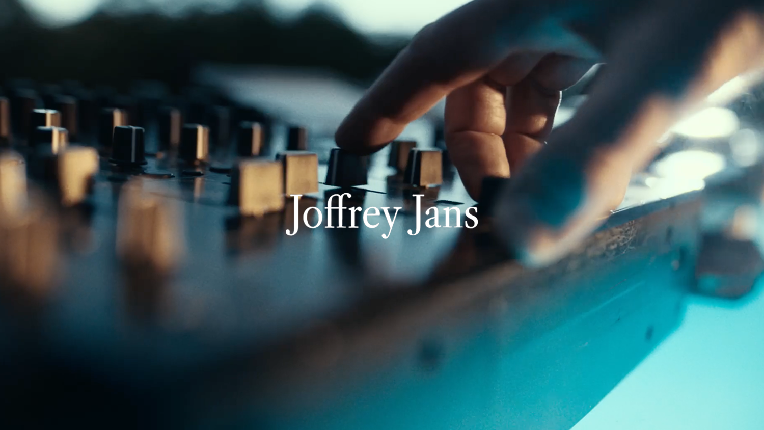 Close-up of a person adjusting knobs on a music synthesizer with the text 'Joffrey Jans' overlaid.