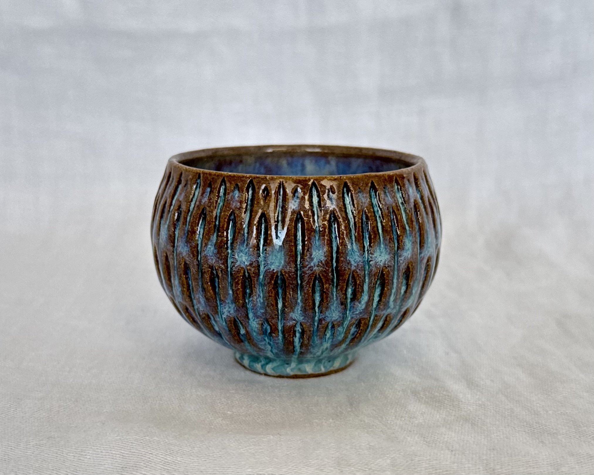small bowl w/line carving