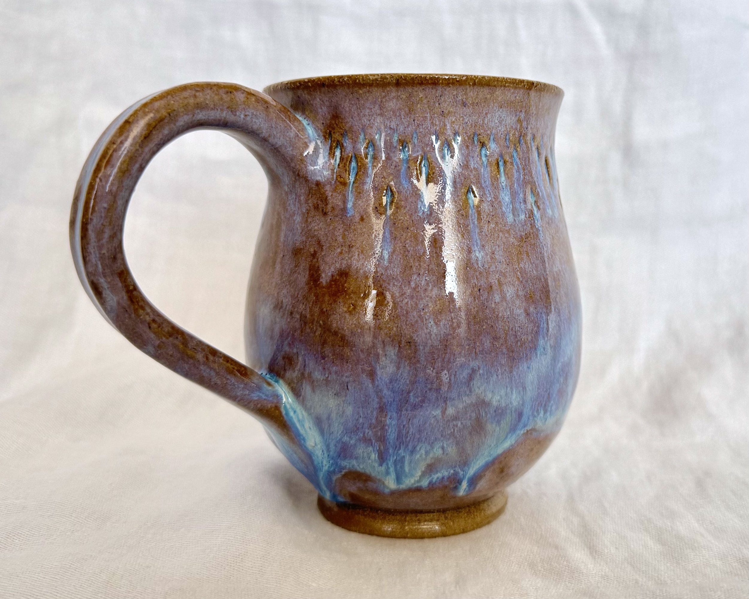 curvy mug w/carved arrow pattern