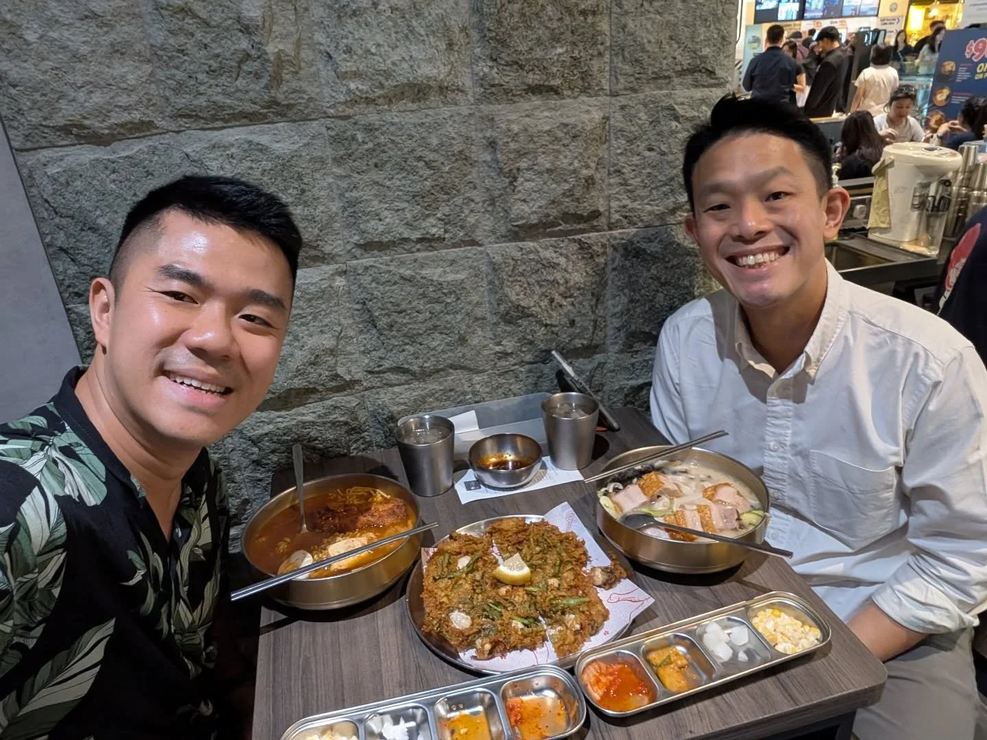 [Working from Parliament] 

Great catchup with fellow MP @davidhoesg over lunch after discovering one another coincidentally working from parliament this morning.

Exchanging ideas, insights and knowledge amidst planning for 2027, for a better Singap