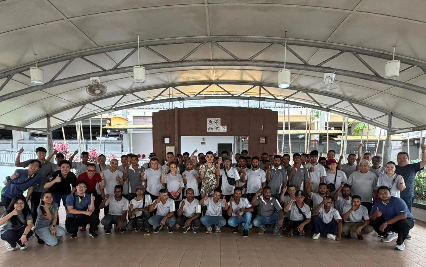 🧹 Appreciating Our Conservancy Workers

I met our conservancy workers who have been working tirelessly and gave them a small token of my appreciation for keeping Toa Payoh Central clean and liveable for all.

Their work often goes unseen, but it mak
